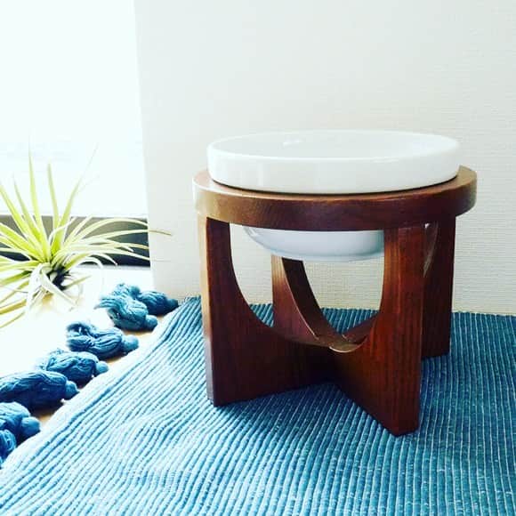 のインスタグラム：「ミッドセンチュリー系の家具に合いそうなウッドの脚付きフードボウル。こんなシンプルだけど気が利いたボウルが欲しかった！というお声たくさん。ナチュラルのお色もありますよ。  #foodbowl #waterbowl #petitem #catitem #dogitem」