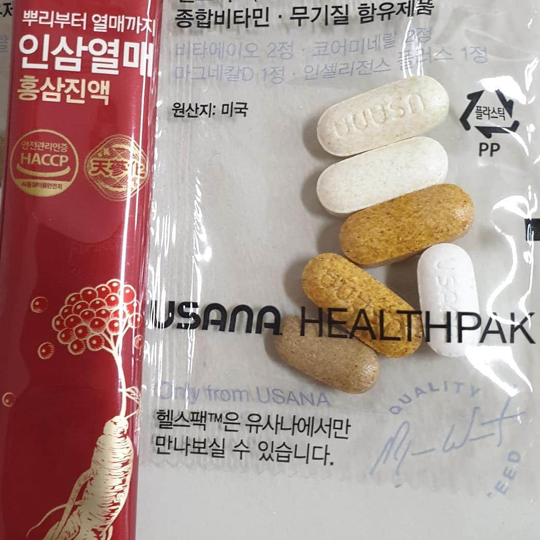 パク・クァンヒョンさんのインスタグラム写真 - (パク・クァンヒョンInstagram)「여러분 멀티비타민 하나쯤은 드시고 계시죠?? 뭐? 드시나요?? 고민하지 마시고 #유사나헬스팩 드세요!!!  또 홍삼제품도 하나쯤은 드시고 계시나요?? #명작수 #인삼열매홍삼진액 이거 드세요!!!  갑자기 홍보냐구요?? 걍 너무 좋으니까요... 몸에서 막 반응을 해주니까 ㅋㅋㅋ  추천을 안 할 수가 없네요 ㅎㅎ  긴 장마에 폭염 그리고 코로나19... 건강기능식품 잘 챙겨드시고 힘내세요!!!  #박광현 #유사나 #헬스팩 #최고의멀티비타민  #바이탈뷰티 #명작수 #인삼열매홍삼진액 #진한홍삼  #면역력강화 #강추강추  #보이스트롯 #보릿고개 #2라운드진출」8月2日 21時06分 - gwangparty
