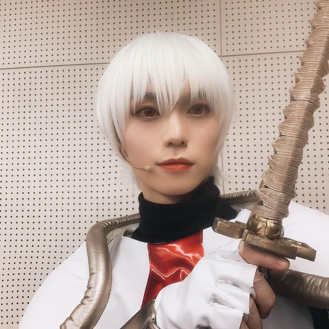 のインスタグラム：「舞台『炎炎ノ消防隊』  大阪公演無事幕が上がり、無事に閉幕致しました。  こんなご時世の中でも演劇を演れる幸せが  たまらなく感慨深いでございます。  まだ神奈川公演も残っておりますが  兎にも角にも噛み締めて舞台に上がりました  素敵なキャストの皆様とスタッフの皆様  そして何よりもご観劇下さる皆様の  拍手や声援が僕たちの支えになっております。  気持ちが良いほどにカッコよくて  熱くて、最高の舞台です。  芝居を好きで居て下さる皆様と同様に  木津も芝居を愛し続けます。  いつもありがとう  象日下部役　木津つばさ  【どんな時でも心から皆を幸せに】  #炎炎ノ消防隊 #炎ステ #木津つばさ」