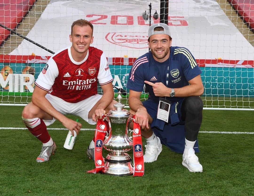 カラム・チャンバースのインスタグラム：「Me and the Big fella just hanging out with the @emiratesfacup 🏆」