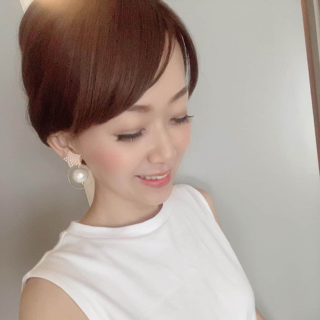 のインスタグラム：「RMKコンフォートエアリーシャイン💄 14ロースティッドキャラメル✨ 美味しそうな名前のルミコの口紅☺️ リップそのものを見た時の色よりも、ブラウンっぽくなく、オレンジよりのブラウンで使いやすい色✨ これは自分を甘やかす月間？で買った口紅の一つ☺️  で‼️ 今日は主人が大きく当てたので🏇(私は負けた😭)晩ご飯は鉄板焼き🥩 「シャネルのアイシャドウ買えばーっ？？」とお小遣いまで😍 嬉し😭✨ 今売り切れ中らしいから、入荷したら買わせてもらおう✌️  #岡部玲子 #タレント　#レポーター　#アナウンサー　#キャスター　#競馬キャスター　#女子アナ　#フリーアナウンサー　#ロースティッドキャラメル　#rmk #rip #makeup #japanese」