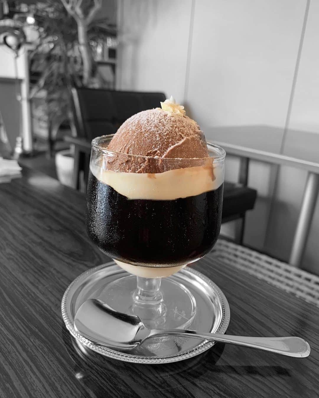 のインスタグラム：「コーヒーゼリー×チョコアイス＝幸せ🤍🖤﻿ ﻿ 久しぶりに食べた😋🌈✨﻿ ﻿ 久しぶりだと美味しさ倍増するの何でだろ🤔笑﻿ ﻿ #珈琲 #コーヒーゼリー #チョコアイス  #美味しい #幸せな時間 #過去pic  #8月 #このフィルターにハマってます #奈良カフェ #奈良カフェ巡り #カフェ好きな人と繋がりたい  #cafe #勝手に奈良観光大使 #ルナマップ」