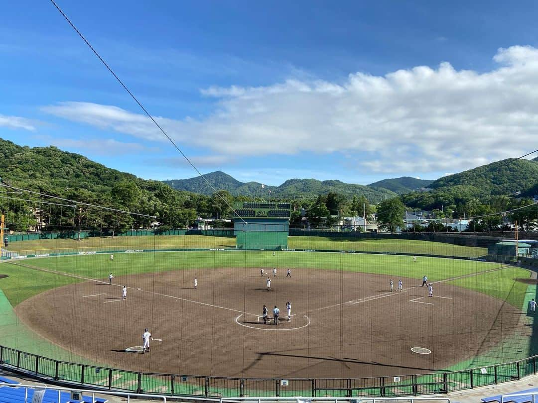 五十幡裕介さんのインスタグラム写真 - (五十幡裕介Instagram)「明日から、 北海道独自の高校野球南北海道大会が、 札幌の円山球場で開幕します。 7月末に行われた札幌地区大会、 今週は南大会の代表校の取材に行ってきました。 春のセンバツ大会の中止、そして、夏の甲子園の中止。 休校で練習も思うようにできず、 球児にしかわからない経験が多々あったのだと想像します。 地区大会で敗れたチームに話を聞くと、 「最後まで悔いなくやることができた」という声もあれば、 「もっと練習ができていれば違う結果になったかもしれない」と 胸の内を明かしてくれた選手もいました。 取材をしていても、 聞こえてくる声が例年と少しばかり違うことを感じました。 . その中で、勝ち上がってきた16チームが、 南北海道の頂点を目指して、明日から戦います。 高校野球総合サイト「バーチャル高校野球」で、 南北海道大会全15試合を実況生配信します。 私も、明日3日(日)の開幕戦から4試合の実況を担当します。 今年は、チーム関係者や家族しか入場できない 無観客試合での開催ですので、 是非バーチャル高校野球を通して球児の姿をご覧下さい。 全てのチームにとって、熱い夏になりますように。  #バーチャル高校野球 #高校野球 #生配信 #南北海道大会 #札幌 #円山球場 #札幌新川 #駒大苫小牧 #知内 #苫小牧中央 #東海大札幌 #北照 #札幌日大 #国際情報 #札幌大谷 #函大柏稜 #函館工業 #北海 #立命館慶祥 #鵡川 #札幌第一 #北海道科学大学 #HTB #アナウンサー #五十幡裕介 #実況」8月2日 21時15分 - htb_isohatayusuke