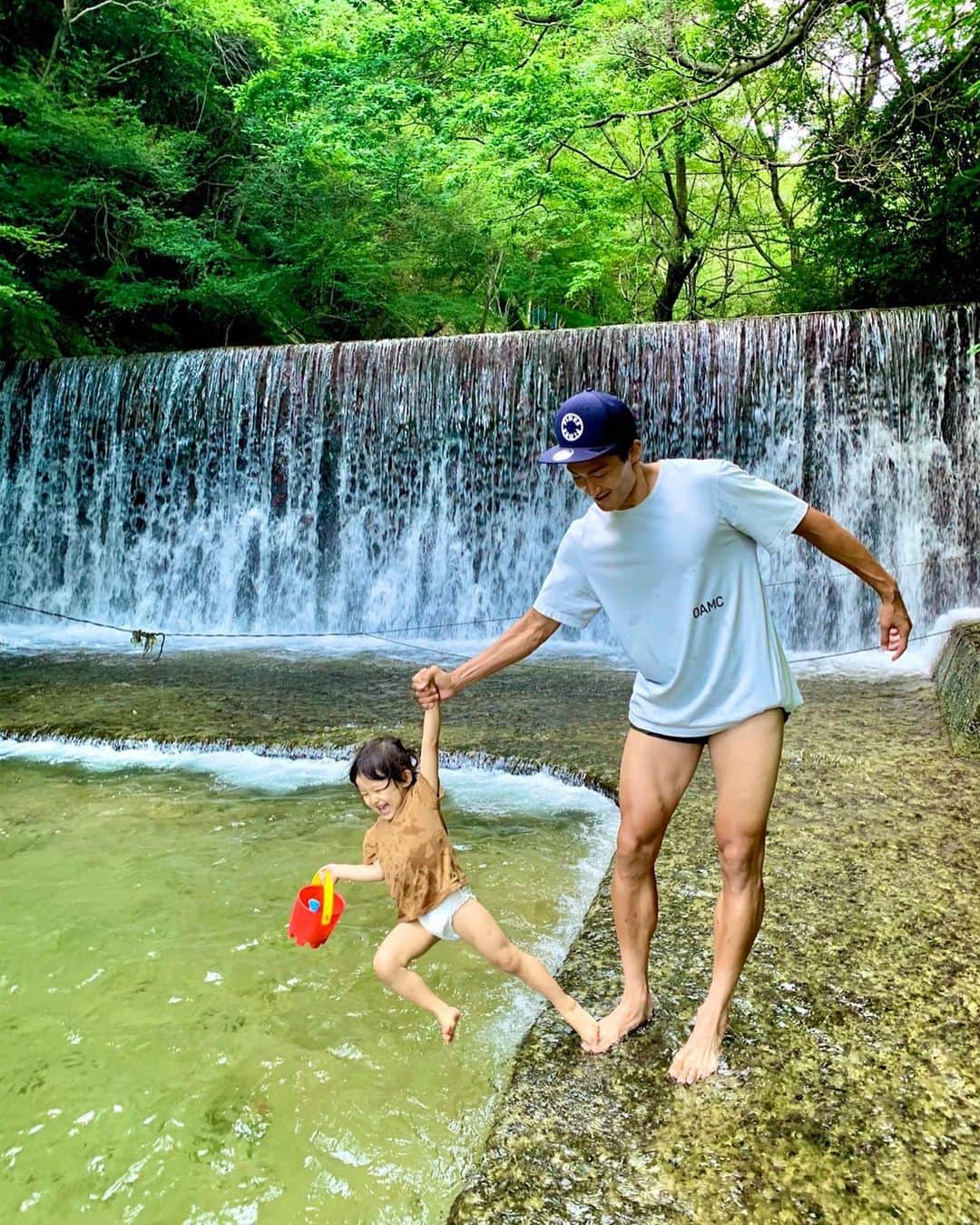 都倉賢のインスタグラム：「梅雨もあけて、気持ちの良い青空と元気すぎる緑の中、家族で川へ。 水遊びは海より断然川派で運転中も綺麗な川を見るたびに飛び込みたいなと思ういながらもなかなか川遊び出来ていなかったので短い時間だったけどめちゃくちゃ楽しかったな。 僕ら世代だったらわかると思うけど『ぼくのなつやすみ』をそのまんま感じられるような懐かしい雰囲気のする場所でした。家から車で40分のところにこんなところがあるだなんて…控えめに言って最高でしょ！  さてさて明日のオフ明けからしっかりと水曜日に向けて準備していくぞー！！！」