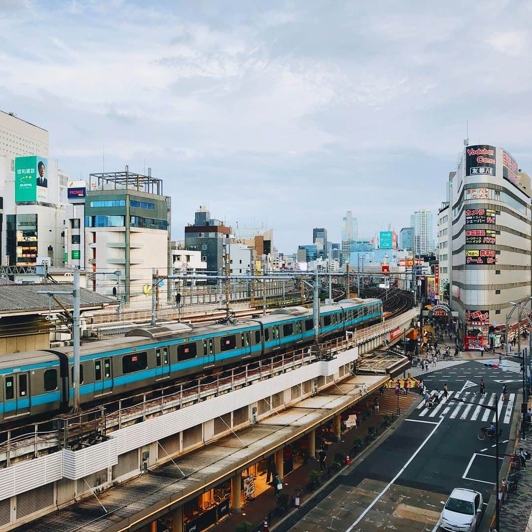 Шамов Дмитрийさんのインスタグラム写真 - (Шамов ДмитрийInstagram)「Иногда смотришь на Токио и он выглядит совсем нереальным.  Архитектура не имеет единого стиля и дома понатыканы в совершенно случайном порядке. Между зданиями тянутся линии железной дороги, по которым бегут разноцветные поезда. Над городом нависает Skytree, временами похожая на строения из совсем другого мира.  Центр Токио похож на локации из «Бегущего по лезвию». Неоновые вывески контрастно светятся но фоне черного неба. Улицы усыпаны всевозможным кафешками и ночными заведениями, разрезаемые старинными храмами. Кипит жизнь, тысячи людей спешат по своим делам, замирая только на светофорах просторных перекрестков.   Спальные районы тихие и спокойные, кажущиеся даже безжизненными. Редкие машины вылавливают фарами случайных прохожих, медленно бредущих по узким улочкам. Пустые парки, в которых изредка засиживаются японские служащие с банкой пива, оттягивающие время возвращения домой.   Токио максимально контрастный, местами нелогичный город, в котором странным образом сочетаются и переходят из одного в другое совершенно, казалось бы, неподходящие друг другу вещи. Он очаровывает и не отпускает.  Именно этот город стал для меня домом. Токио - это место, где я хотел бы провести всю свою жизнь.  #japan #tokyo #travel #trip #travelgram #japanese #japanstyle #neon #shinjuku #япония #токио #синдзюку #путешествие #шамовдмитрий #日本　#東京 #ロシア人 #外国人 #外人 #新宿」8月2日 21時23分 - shamovdmitry
