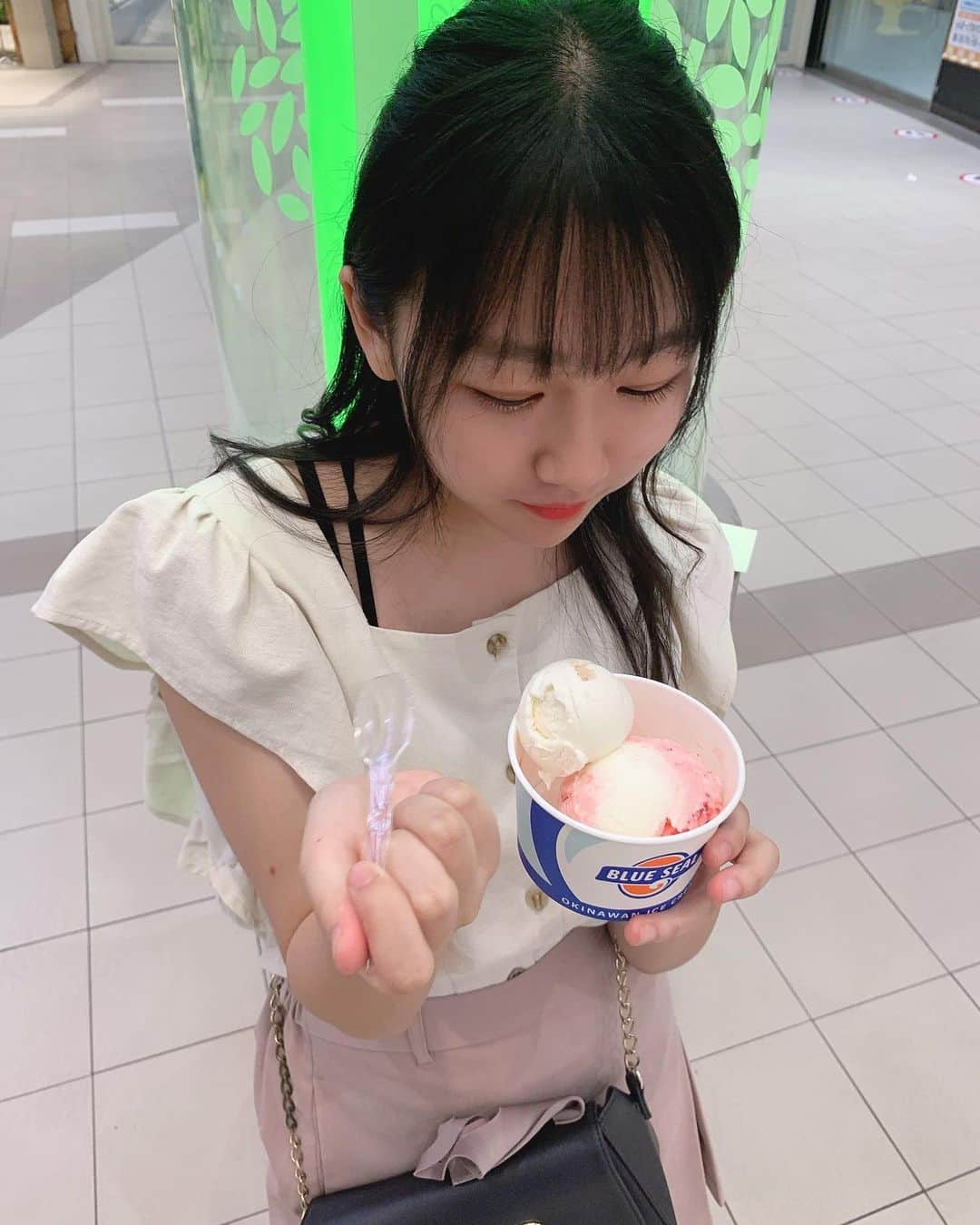 みのり（民謡ガールズ）さんのインスタグラム写真 - (みのり（民謡ガールズ）Instagram)「#アイス 🍨  #WAWAWA #みのり #鞄 #の上に #マスク #置いたのバレちゃう写真🤪 #ブラウス #スカート #デザート #甘い #ストロベリー #ちんすこう #ハーフアップ #blueseal #ice #dessert #blouse #skirt #pink #hair #bag #fashion #양복  #아이스 #디저트 #패션 #딸기」8月2日 21時26分 - wawawa_minori