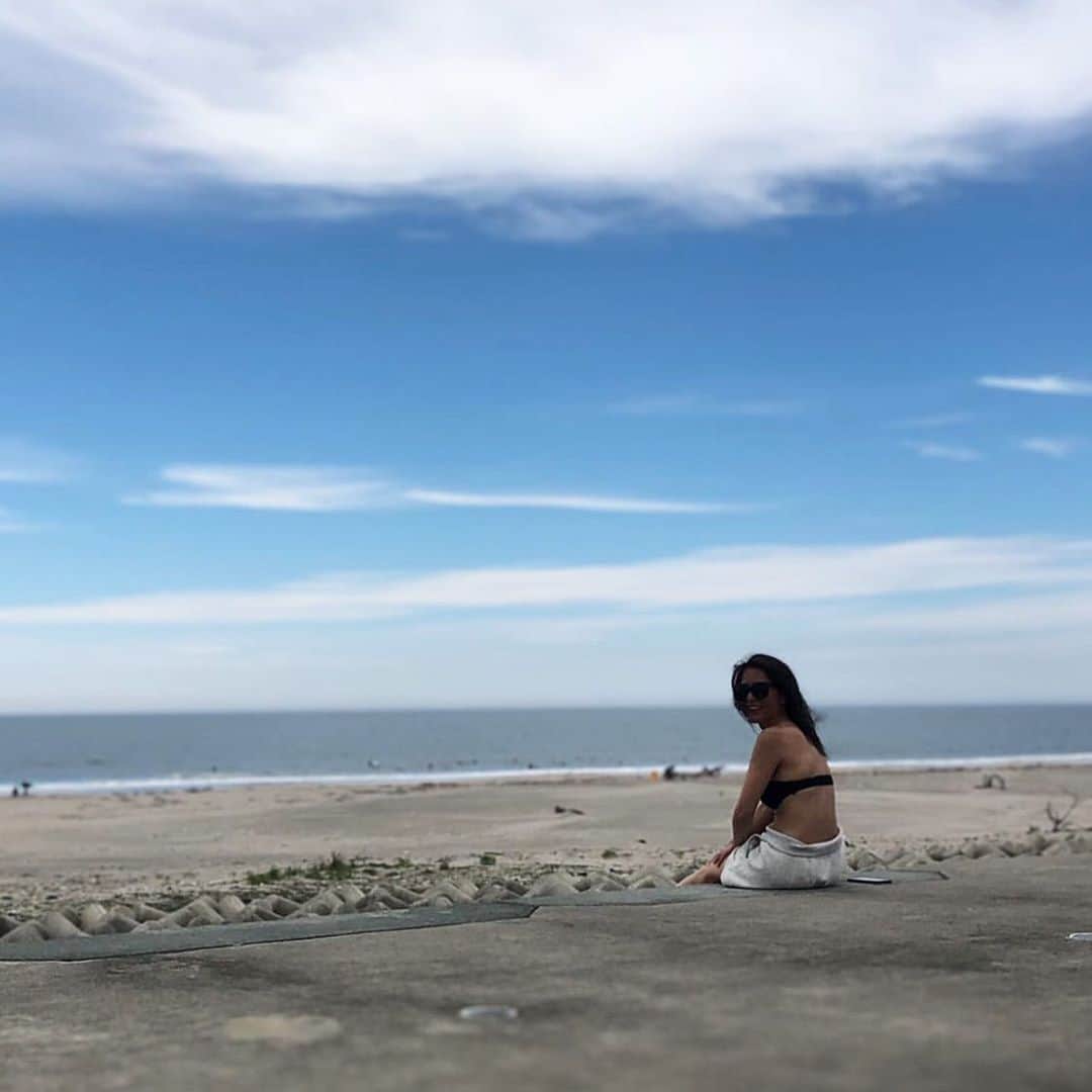 mitsuxmitsu24のインスタグラム：「How other see you is not important. How you see yourself means everything. * * 海にいる自分が好きだな。 * だから何？って話なんだけどねw * * #写真ありがとう * #surfing #surfer #surfgirl #surfergirl #サーファー #サーファー女子 #サーフィン女子 #サーフィン #波乗り女子 #ママサーファー」