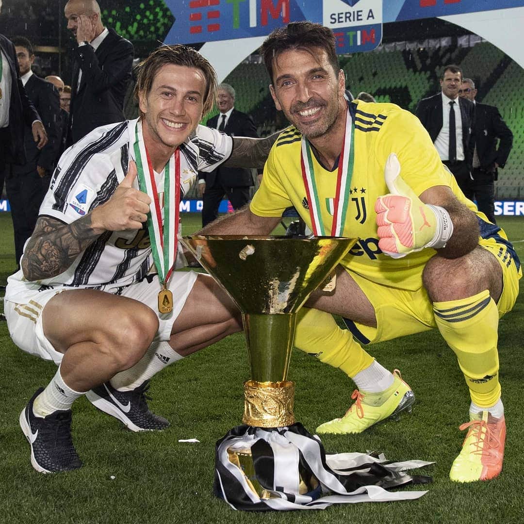 フェデリコ・ベルナルデスキのインスタグラム：「#Stron9er than Carrara marble! 💪🏼🏆🇮🇹 #CampioniDItalia #FinoAllaFine」