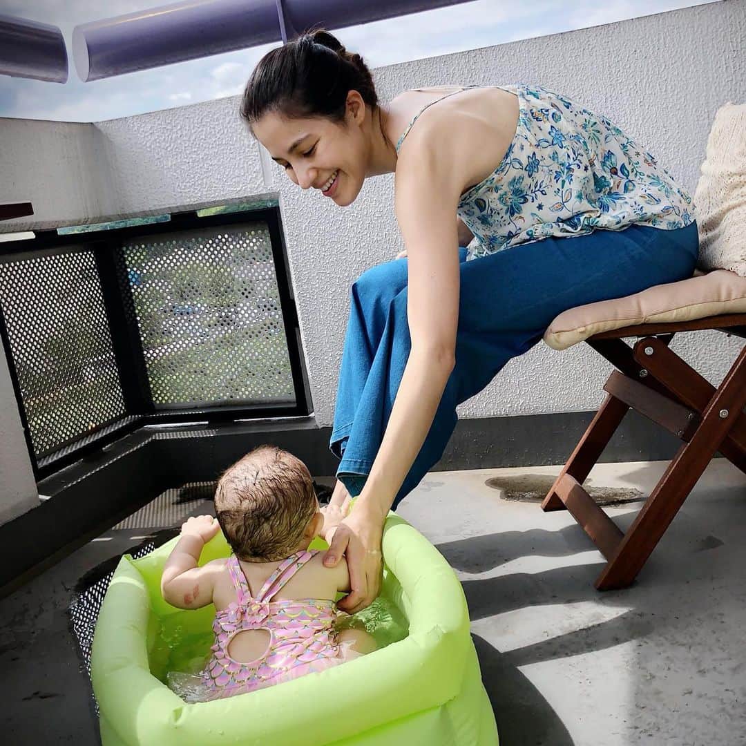 村上シェリーのインスタグラム：「久々のお天気🌞 テラスで朝ごはんを食べてから、ずっとやりたかったプールデビュー✨ • もともと沐浴用だったけど今はプールにピッタリ✨  . Swimwear debut👙. Emma’s first swim wear.  What an adorable pink mermaid 🧜‍♀️ 👙 Thank you @etinacraft  . . . #emmastefany #babyemma  #baby #babygirl #momlife #parenting #photography #mom #babyoutfit #babyphotography #bhfyp #赤ちゃん   #赤ちゃんのいる生活 #ベビーフォト #子育てママ #0歳 #新生児服 #mix #ハーフ #halfjapanese #水着 #プール　#swimwear #babyswimwear」