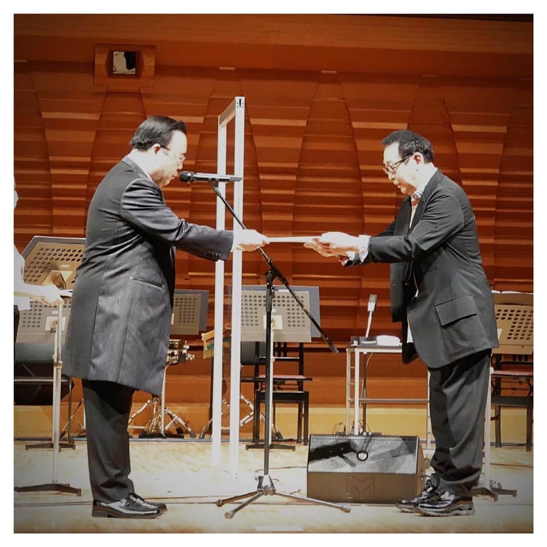 さだまさしさんのインスタグラム写真 - (さだまさしInstagram)「サプライズ授与式🎊 東京藝術大学客員教授を拝命致しました。 今日の奏楽堂コンサートで、サプライズ授与式がありました。 まー坊はさぞや驚いているだろう❗️ 僕がこんなに驚いているのだから‼️ 授与式動画は Ｍass@Ｍaniaのミタが、、、👀 . #東京藝術大学 #奏楽堂 #澤和樹 #さだまさし  #sadamasashi」8月2日 21時30分 - sada_masashi