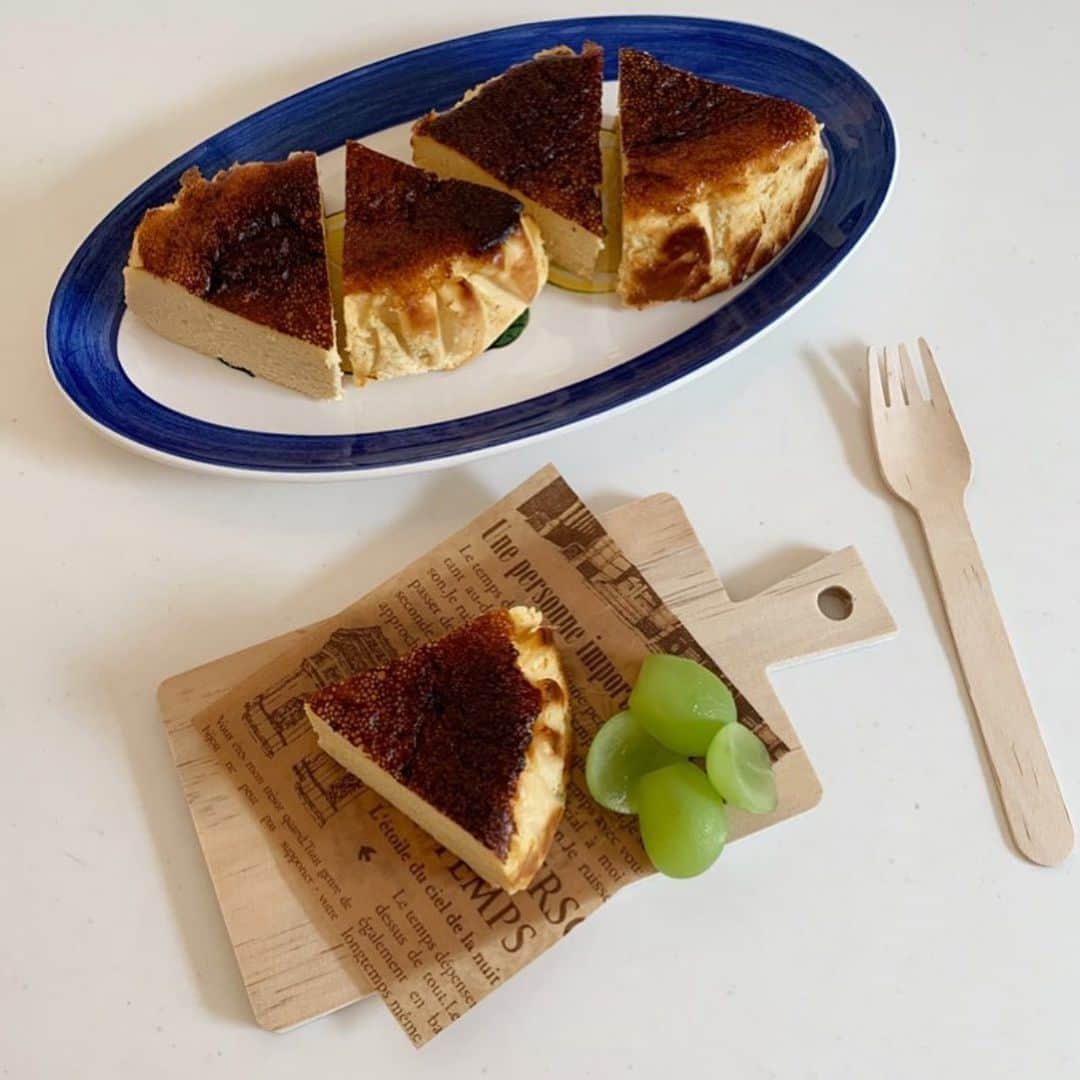 のインスタグラム：「.﻿ 【FOOD🍴】﻿ ﻿ オイコスとおからパウダーで﻿ 『バスク風チーズケーキ』﻿🌟 ﻿ ===========================﻿ ﻿ 【材料】﻿ ﻿ キリクリームチーズ 5コ100g﻿ ラカント 70g﻿ たまご 2コ﻿ オイコス 1コ﻿ 生クリーム 200cc﻿ バニラエッセンス﻿ レモン汁﻿ おからパウダー 25g﻿ ﻿ 【作り方】﻿ ﻿ 250℃で35分オーブンで焼く﻿ ﻿ Photo by rinatomonaosan  ﻿  ===========================﻿ ﻿ ﻿ #b_and_mag」