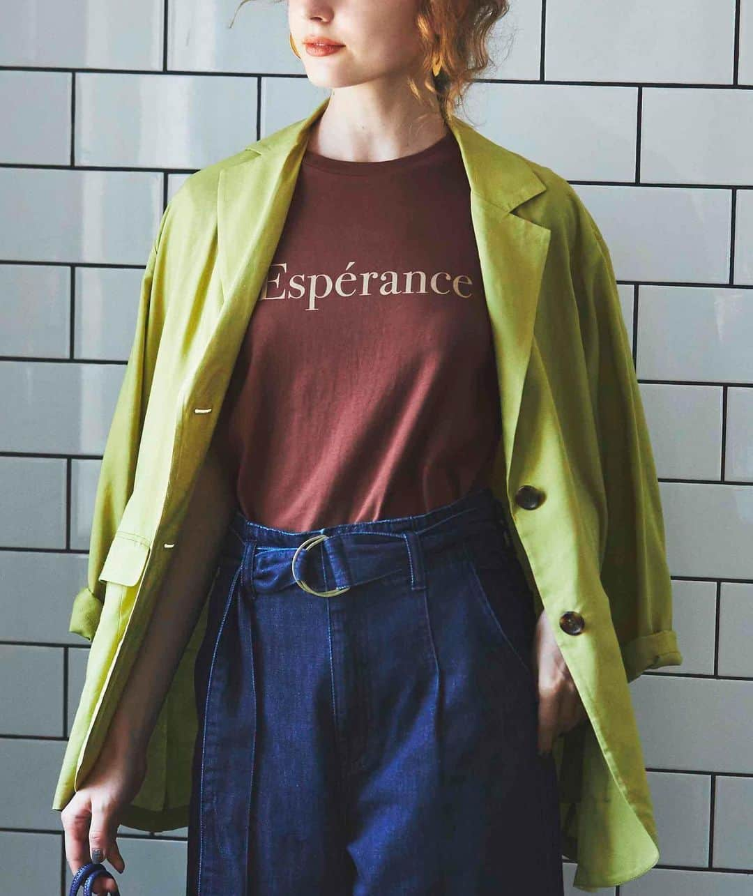 ViSさんのインスタグラム写真 - (ViSInstagram)「"【今から秋まで使える T-shirtコレクション】 フロントロゴが印象的な、半袖クルーネックTシャツ。 袖丈もしっかりとあり、安心の着用感✨カジュアル感をほどよく抑えた上品な着こなしが楽しめます♩  ------------------------------------ ✔︎ロゴプリントT BVM30030 ✔︎麻レーヨンライトジャケット BVV30010 ✔︎バラエティビッグフープピアス BVZ20090 ------------------------------------   ▶︎公式オンラインショップJ'aDoRe JUN ONLINEではMORE SALEを開催中！  新作予約アイテム15%OFFも同時開催中✨"  """#vis #ビス #vis_jp #ootd #instafashion  #リネンジャケット #ジャケット #ジャケットスタイル #Tシャツスタイル #ワイドデニム #デニム #夏コーデ #プチプラ #プチプラコーデ #今日のコーデ #スタイリング #ファッション #大人カジュアル #デニムコーデ #プリントT #Tシャツ #ロゴT "」8月2日 21時35分 - vis_jp