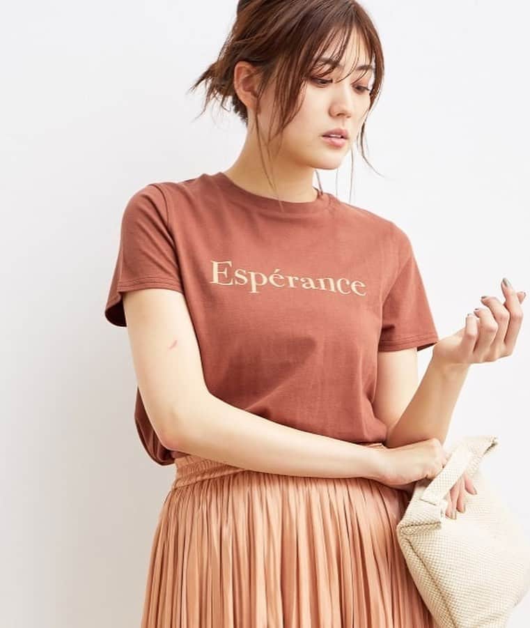 ViSさんのインスタグラム写真 - (ViSInstagram)「"【今から秋まで使える T-shirtコレクション】 フロントロゴが印象的な、半袖クルーネックTシャツ。 袖丈もしっかりとあり、安心の着用感✨カジュアル感をほどよく抑えた上品な着こなしが楽しめます♩  ------------------------------------ ✔︎ロゴプリントT BVM30030 ✔︎麻レーヨンライトジャケット BVV30010 ✔︎バラエティビッグフープピアス BVZ20090 ------------------------------------   ▶︎公式オンラインショップJ'aDoRe JUN ONLINEではMORE SALEを開催中！  新作予約アイテム15%OFFも同時開催中✨"  """#vis #ビス #vis_jp #ootd #instafashion  #リネンジャケット #ジャケット #ジャケットスタイル #Tシャツスタイル #ワイドデニム #デニム #夏コーデ #プチプラ #プチプラコーデ #今日のコーデ #スタイリング #ファッション #大人カジュアル #デニムコーデ #プリントT #Tシャツ #ロゴT "」8月2日 21時35分 - vis_jp