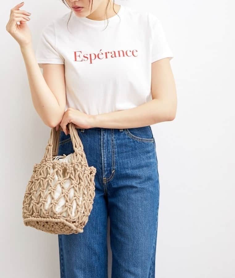ViSさんのインスタグラム写真 - (ViSInstagram)「"【今から秋まで使える T-shirtコレクション】 フロントロゴが印象的な、半袖クルーネックTシャツ。 袖丈もしっかりとあり、安心の着用感✨カジュアル感をほどよく抑えた上品な着こなしが楽しめます♩  ------------------------------------ ✔︎ロゴプリントT BVM30030 ✔︎麻レーヨンライトジャケット BVV30010 ✔︎バラエティビッグフープピアス BVZ20090 ------------------------------------   ▶︎公式オンラインショップJ'aDoRe JUN ONLINEではMORE SALEを開催中！  新作予約アイテム15%OFFも同時開催中✨"  """#vis #ビス #vis_jp #ootd #instafashion  #リネンジャケット #ジャケット #ジャケットスタイル #Tシャツスタイル #ワイドデニム #デニム #夏コーデ #プチプラ #プチプラコーデ #今日のコーデ #スタイリング #ファッション #大人カジュアル #デニムコーデ #プリントT #Tシャツ #ロゴT "」8月2日 21時35分 - vis_jp