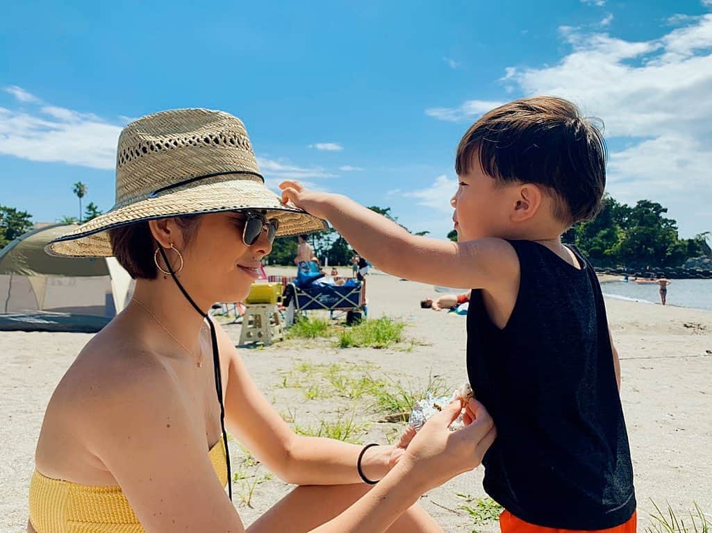 齋藤美波のインスタグラム：「🏖👙🐚 やっと夏始まりました🍉👘🌻 ・ 今まで経験した事のない 夏を過ごす事に なるでしょう✨ ・ その中でどう楽しむか。 ・ てことで梅雨明け一発目は いつもとは違う海へ 森戸海岸へ 行ってきた🚗 ・ 海の家Oasisがないなんて..... 違和感でしかなかった。 まさか入るつもりもなかったが 全身子供達と入って沖まで✌🏾 去年までは怖い怖い言ってたのに 行けた兄に感動😍 兄▶︎体からしがみ付いて離れずビビりまくる けど。慣れたご様子で沖でぷかぷかは出来た😁✌🏾 弟▶︎余裕　笑 性格が真逆な大迫兄弟 本当面白い🤣 ・ 2人とも海が好きになって 海行こう海行こうって言葉は 嬉しくて嬉しくて、、、 海に行けるなら疲れてようが 連れていくぜ😎 ・ とにかく今年は 1番近場な海ばかり 行く事になりそうじゃ🤣 ・ ・ #梅雨明け#夏始まりました#海#海の家ない夏#大迫兄弟#海好き#森戸海岸#子連れ海#脇肉隠し切れてない#背肉#30代女子#summer#bikini#beach#happy#sunnyday#holiday#moritobeach #brothers#boys#kids」