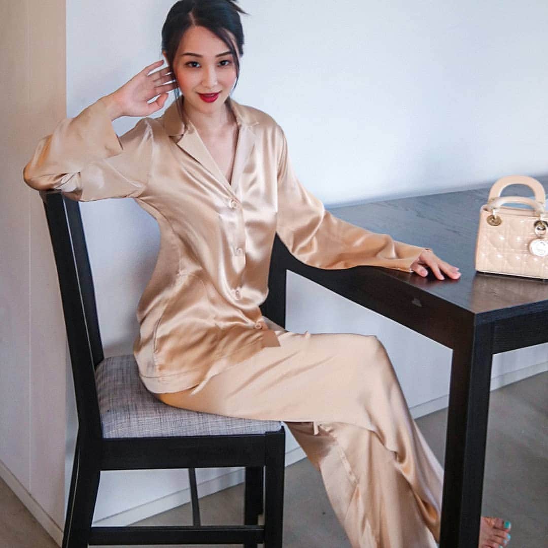 Miyu Toyonagaのインスタグラム：「🥀 Rose Gold is one of my favorite colors.   Fall in love with this silk @laperlalingerie   PJ.  Thank you my love.   #ラペルラ を肌に身につけると大人の女性に一歩、近づいく感じがする💞  背景はもっともフェミニンで気品高い宝石、“ラペルラ（真珠）” らしい😌」