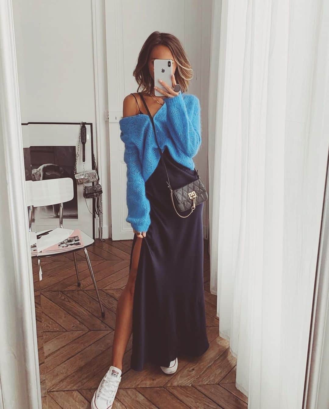 ダニジョーのインスタグラム：「Slips, cons and cozy oversized sweaters 💯 @babiolesdezoe in the Almost Black slip #dannijogirls」