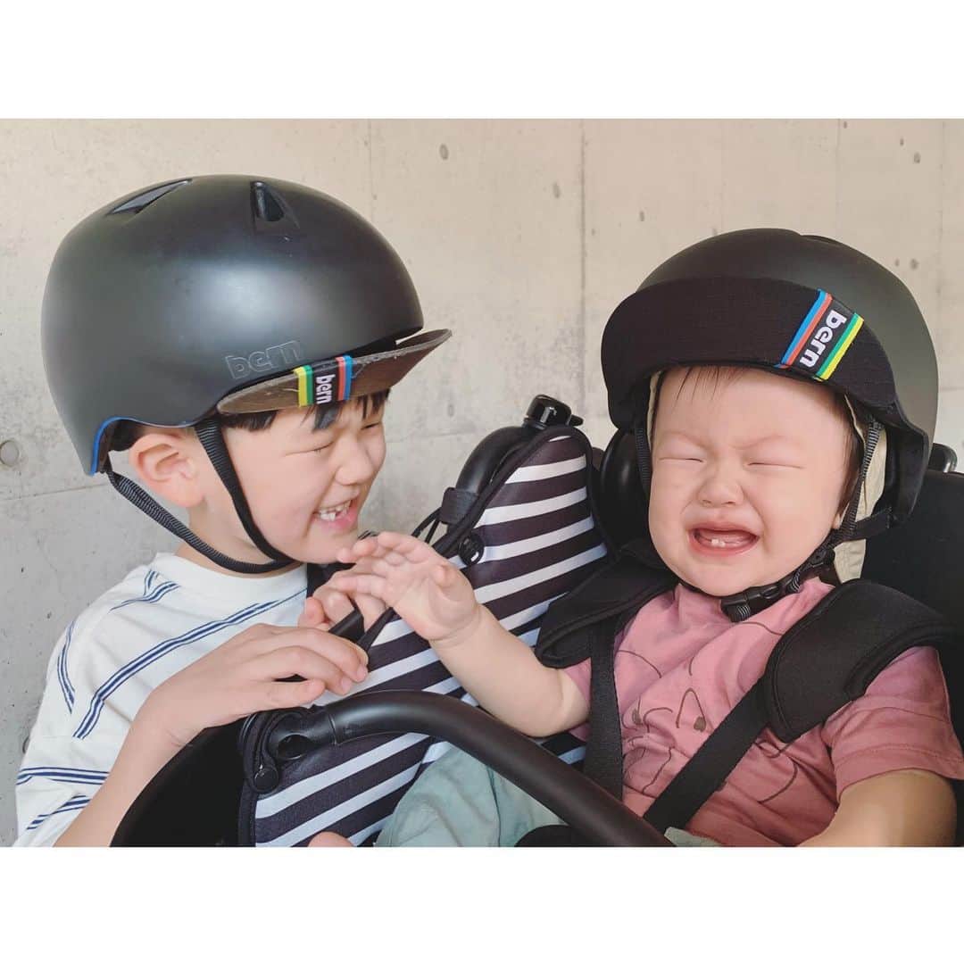 高見まなみのインスタグラム：「わちゃわちゃヘルメット兄弟。  たいちゃん、よく泣く〜😂  こんな感じで、あっというまに 日々過ぎていく、わが家らしい写真。  #歯抜け兄さん #泣き虫たいちゃん #ヘルメットデビュー　 #懐かしのチャイルドシート」
