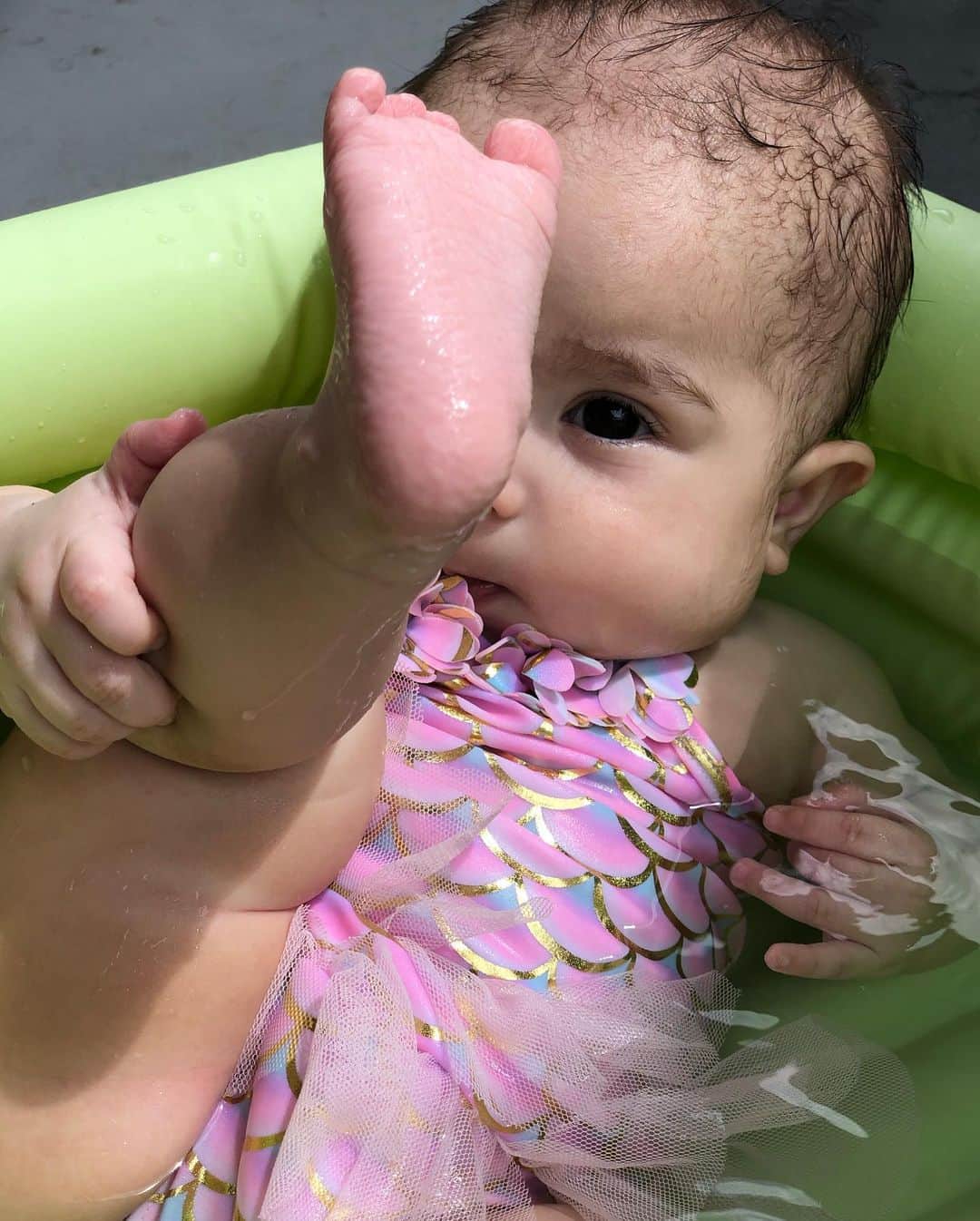 村上シェリーさんのインスタグラム写真 - (村上シェリーInstagram)「晴れたので水着デビュー👙  @biscottiandkatemack  #katemack  • 全然水を怖がらず、バッチャバッチャ水面たたくのがブームみたい😂 • 水しぶきが上がると大はしゃぎ✨の、#7か月ベビー  • #mermaid #mermaidgirl #mermaidswimsuit #mermaidbaby  . . . #emmastefany #babyemma  #baby #babygirl #momlife #parenting #mom #babyoutfit #babyphotography #bhfyp #赤ちゃん   #赤ちゃんのいる生活 #ベビーフォト #子育てママ #0歳 #新生児服  #水着 #プール　#swimwear #babyswimwear #ベビスタグラム」8月2日 21時41分 - sherry_murakami