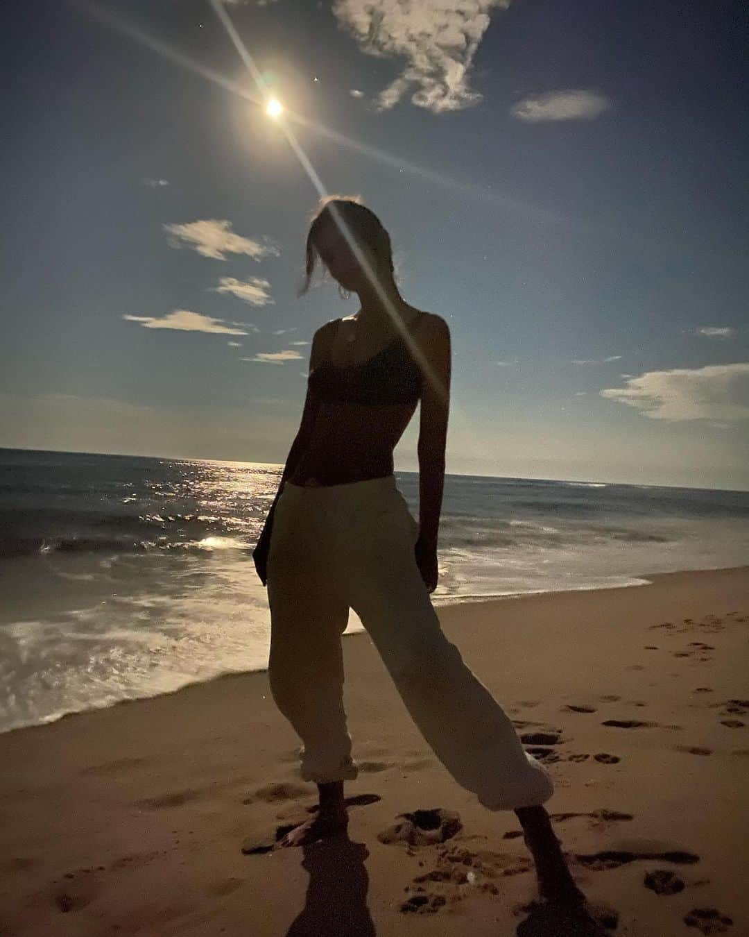 エミリー・ラタコウスキーさんのインスタグラム写真 - (エミリー・ラタコウスキーInstagram)「Moon 🌝」8月2日 21時42分 - emrata