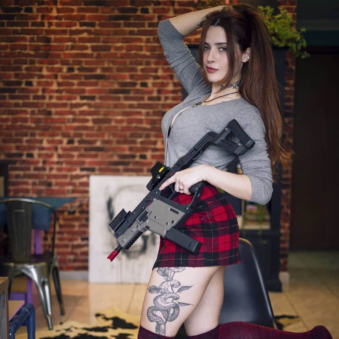 Anna Vargasのインスタグラム：「Essa vai para os fãs da Kriss Vector.🖤 . Foto: @lucascoutinhostudio . Parceiros: LOJA: @companystoreac Use o cupom MYST para ganhar 5%OFF . EQUIPAMENTOS TÁTICOS: @511tacticalbrasil . MUNIÇÃO: @spartanairsoftmunition . TREINAMENTOS TÁTICOS: @fhtreinamentosespeciais . PATCHES BORDADOS: @1ciadistintivosoficial . SITES: @sitevipinternet . CAMISETAS: @teamsix.brasil . #college」