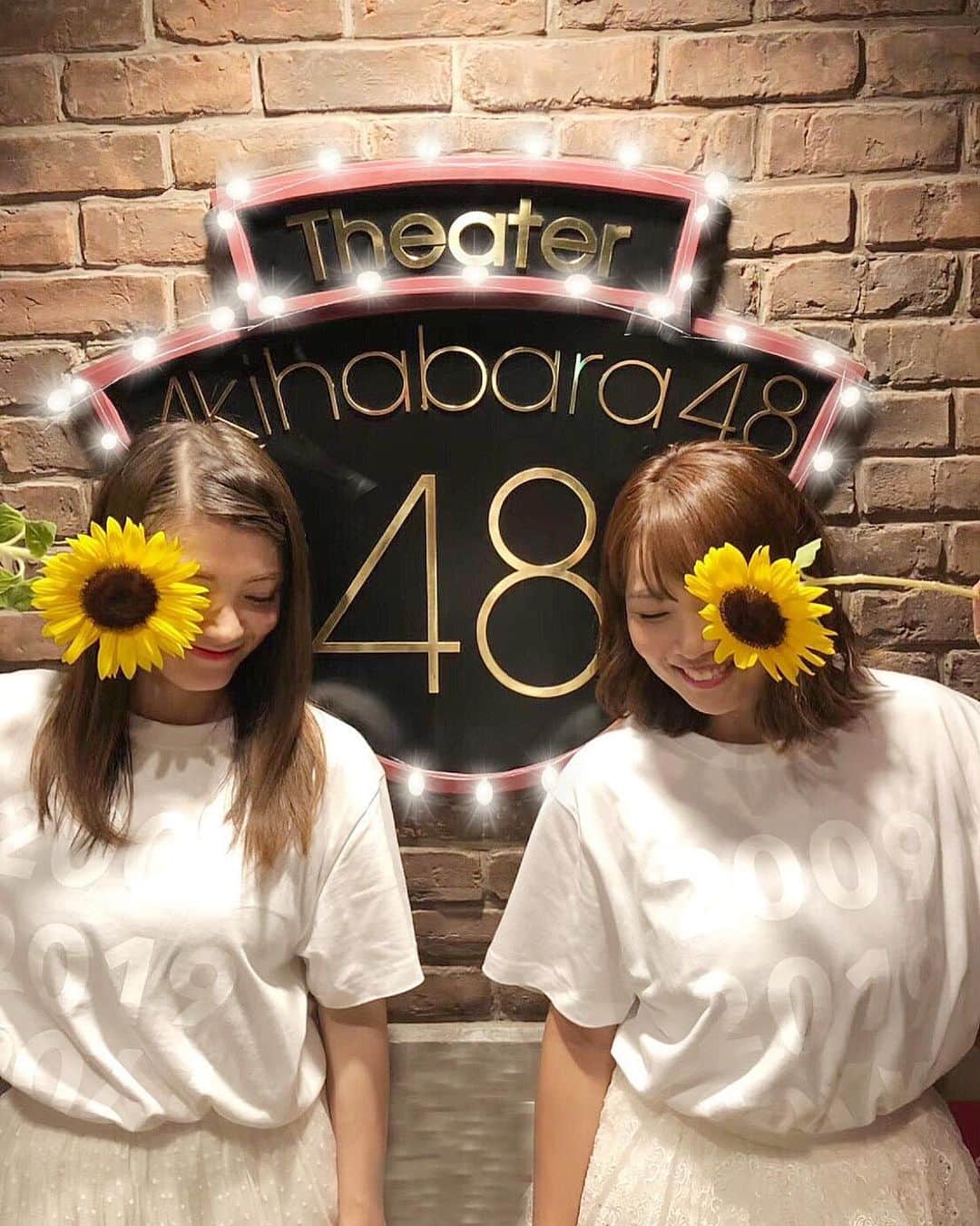 のインスタグラム：「#sdn48 ﻿ ﻿ forever love な始まりの場所🎤💕﻿ ﻿ ﻿ 去年の8/1は﻿ SDN48、10年記念で﻿ すごく懐かしいAKB48劇場に立たせてもらえて﻿ 変わらずにSDNを愛して下さる皆さまに﻿ 会えて、本当に嬉しかった😆🤣🥺❤️﻿ ﻿ 今年は様変わりしてしまって﻿ 去年のあの公演な本当に﻿ 貴重で奇跡的な時間だったし﻿ 劇場に毎日の様に立たせて頂いた当時の日々が﻿ どれだけありがたい時間だったものかと﻿ シミジミした8/1でした🌈﻿ ﻿ ﻿ 変わらずに気にかけて下さる﻿ 優しさ溢れる皆さまに﻿ 感謝でいっぱいです🙇‍♀️﻿ ﻿ いいね👍や、コメント﻿ ストーリーに反応してDMくれたり﻿ (返せなくてごめんなさいだけど見とるよ🥺👍)﻿ 気にかけてもらえるだけで﻿ もはや思い出してもらえるだけで﻿ 本当にありがたいです🙇‍♀️🙇‍♀️🙇‍♀️🙇‍♀️🙇‍♀️🙇‍♀️🙇‍♀️﻿ ﻿ ﻿ ただの内定蹴った💩みたいな大学生だった私﻿ に﻿ こんな今があるのは出逢えてきた皆さまのおかげです🙇‍♀️🙇‍♀️🙇‍♀️🙇‍♀️🙇‍♀️🙇‍♀️🙇‍♀️🌈﻿ ﻿ 今年はまた一つ新たな目標ができて﻿ また成長したい！と思える自分と向き合えそうです✨☺️﻿ ﻿ 💩みたいな大学生のまま就職してたら﻿ きっと、考えもしなかったような目標🌈﻿ ﻿ この新たな目標は﻿ 11年前の8/1から繋がってる自分への贈り物🎁﻿ ﻿ 全てを心の糧にして﻿ コロナ禍もしっかり乗り越える。﻿ ﻿ ﻿ 大きく変わる時代となってしまったけど﻿ 持つべき愛は変わらずに﻿ しっかり自衛して﻿ この時代を喜んで乗り越えていきましょうね😆🌈👍﻿ ﻿ ﻿ 熱中症にもコロナにも気をつけて﻿ 皆さま、お身体どうかお大事に🌻🙏✨﻿ ﻿ ﻿ ﻿ 最後に当時の写真載せてみた📸﻿ すんごい子ども！！！w」