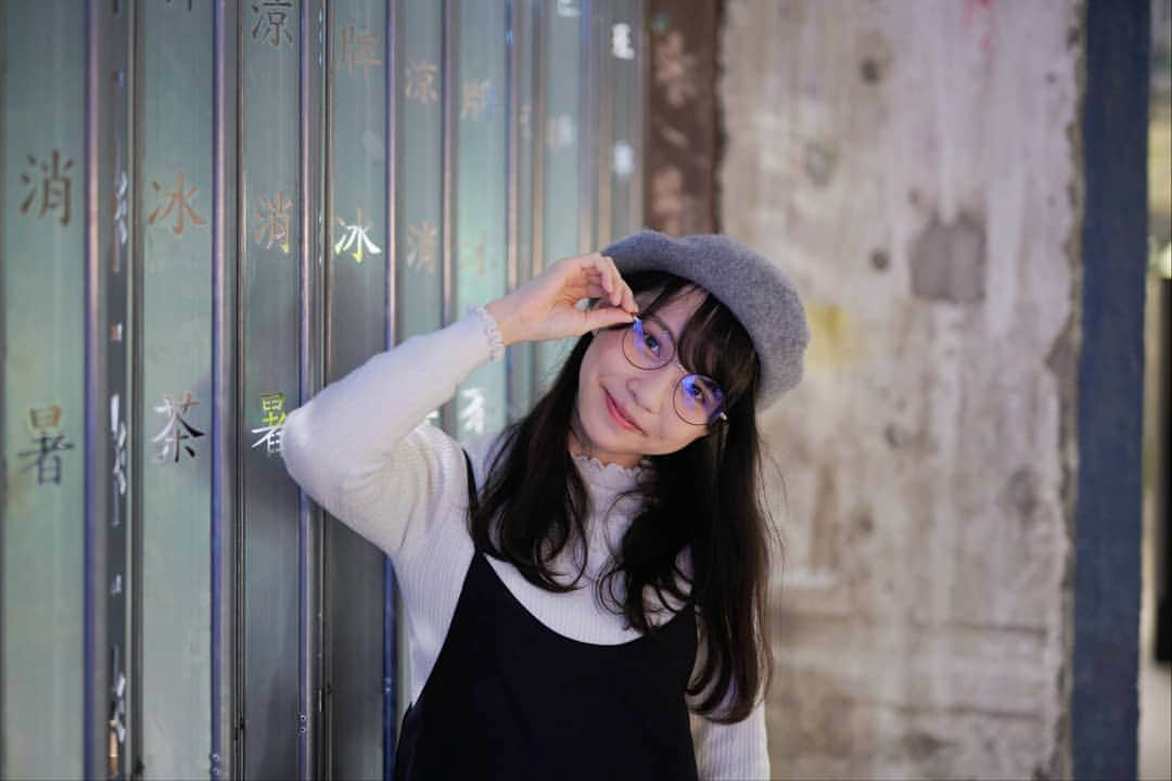 周庭（しゅうてい）のインスタグラム：「- 剛剛出了新片喔！！ 是資訊安全進階班呢～（link in bio） 在這個電話電腦會隨時被解鎖沒收的年代， 大家都要學會好好保護自己和身邊的人喔。  這兩張相片是去年冬天在南豐紗廠拍的呢 這段時間都沒有空間拍照 唯有多放舊照吧」