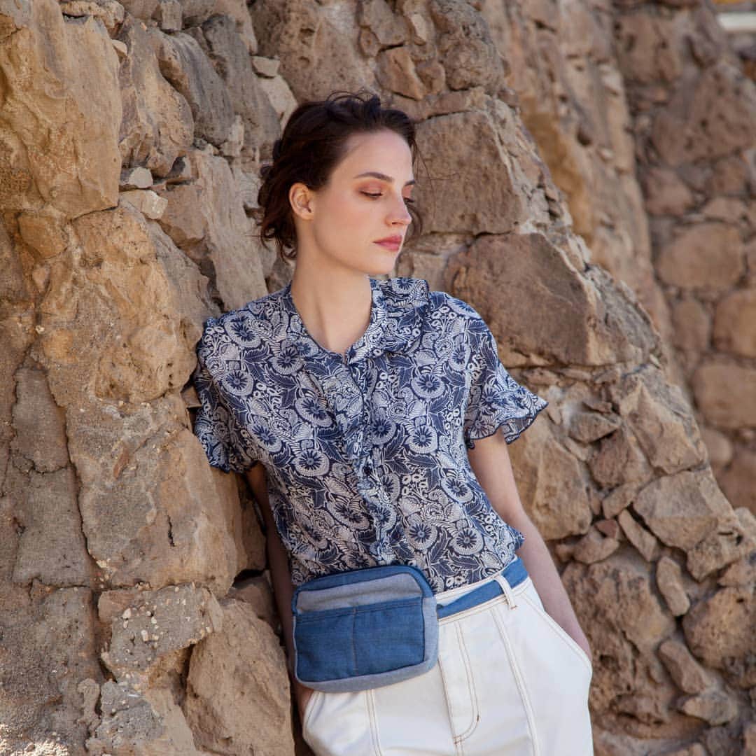 ベンシモンのインスタグラム：「L'été dans nos imprimés colorés ☀️ ​Retrouvez votre imprimé floral préféré sur nos blouses Bruno et Bartolo et sur notre robe Danael 🌼🧡 ​🇬🇧 Summer in our colourful prints ☀️ Find our floral print on our Bruno and Bartolo blouses and on our Danael dress 🌼🧡 ​#bensimon #bensimoncollection #summer」