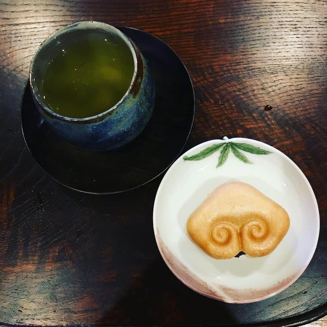 丸山敬太さんのインスタグラム写真 - (丸山敬太Instagram)「小笹の最中 美味しいお茶と一緒に。  美味しいしあわせ。」8月2日 21時50分 - keitamaruyama