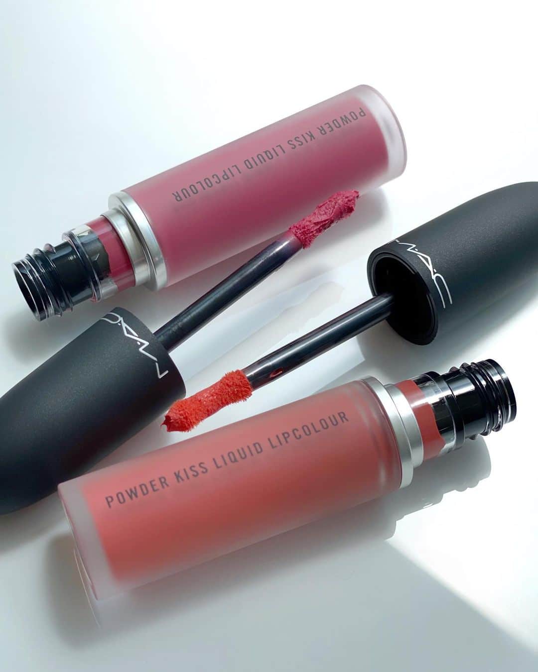 M∙A∙C Cosmetics Japanのインスタグラム：「【明日再入荷！】 M･A･C公式オンラインショップで完売していた「パウダー キス リキッド リップカラー」の限定2色（クロスフェード ・ モデル オフ デューティー）が個数限定で再入荷！ ㅤ 全17色展開の「パウダー キス リキッド リップカラー」と、10色展開の「パウダー キス アイシャドウ」をチェックして✨ ㅤ 【本日まで！#ナショナルリップスティックデー キャンペーン実施中】 公式オンラインショップ／全国のM·A·Cカウンターにて、対象のリップ製品を1点以上ご購入で、「オリジナルデザインポーチ」をプレゼント✨ ㅤ 期間: 7月29日(水)～8月2日(日)  ㅤ 💄対象のリップ製品 ・リップスティック ・パウダーキス リップスティック ・ラブ ミー リップスティック ・パウダー キス リキッド リップカラー ・レトロ マット リキッド リップカラー ・テンダー トーク リップバーム ※上記に該当する限定コレクション製品も対象となります※ ㅤ * 公式オンラインショップにおいて、プレゼントがショッピングカートに表示されますのでご確認ください。ショッピングカートに表示されない場合は、在庫切れとなります。 ㅤ ※プレゼントは数に限りがございます。無くなり次第終了となります。 ※プレゼントはお1人様1会計につき1回までとさせて頂きます。 ㅤ 【公式オンラインショップ限定特典】 ☑︎初回ご購入のお客様へ10% OFFクーポンをプレゼント （クーポンコードwelcome） ㅤ #MACPowderKiss #MACパウダーキス #MACCosmeticsJapan #MACCosmetics #MAC #MACコスメ #マックコスメ #コスメ#コスメ紹介#コスメ好き#コスメレポ #化粧品 #デパコス #コスメ部 #コスメマニア #メイク好き#メイク道具#美容大好き#美容好き#メイクプロセス#トレンドメイク#夏メイク#メイクテク#MACリップ#リップ#リップメイク#ボリューム#ぷっくり#マットリップ」