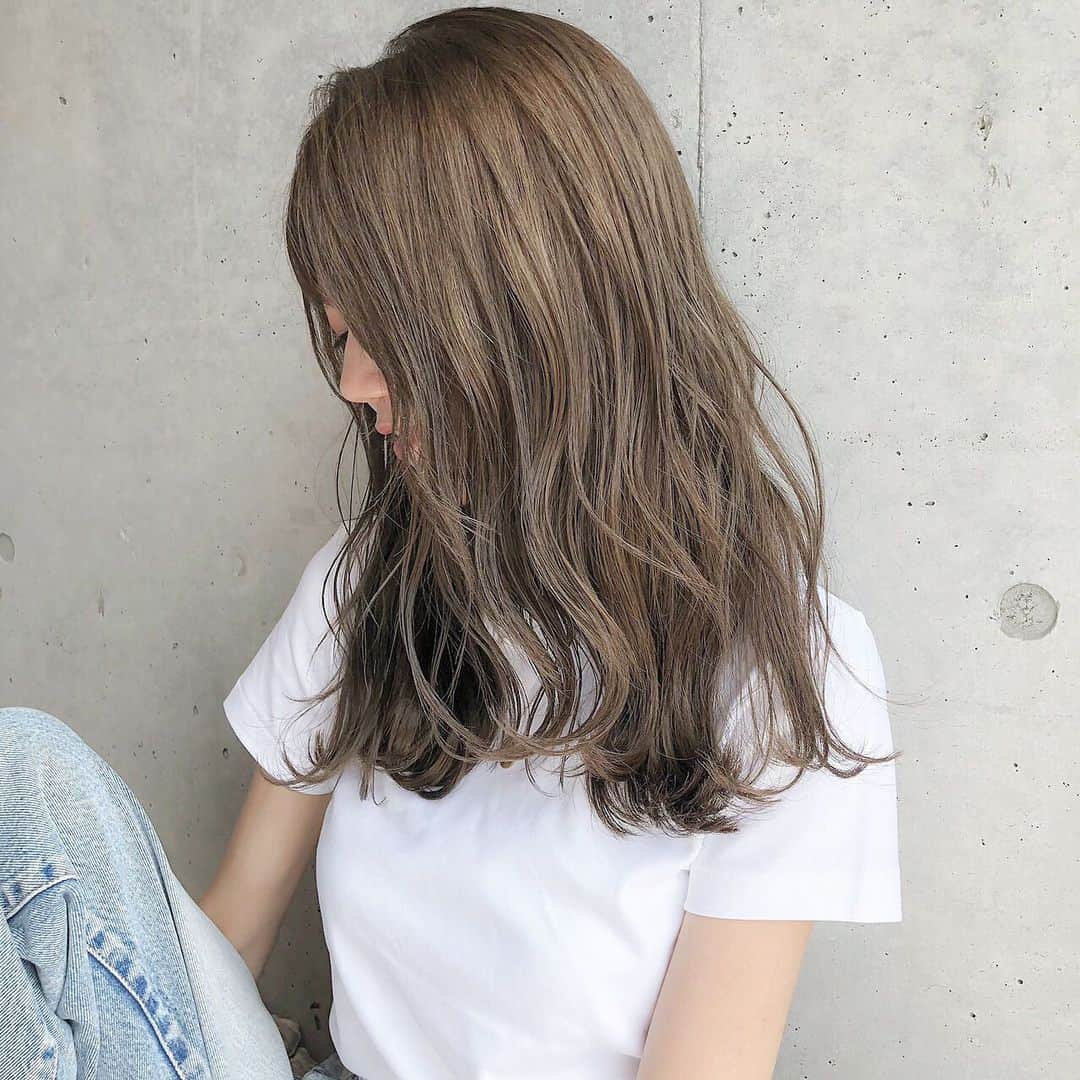 のインスタグラム：「. . stylingしやすいオトナなセミロングに 女性らしさ満点な柔らかハイトーン ◎ いつもよりゆるーい巻きで色っぽさも ✨ . 顔まわりはナチュラルに動くように自然なレイヤーを 。 前髪は重くない様に夏使用なペラペラバング ✂️🤍 . いつもお任せありがとう 💓 @_941020_  . #hamada_hair」