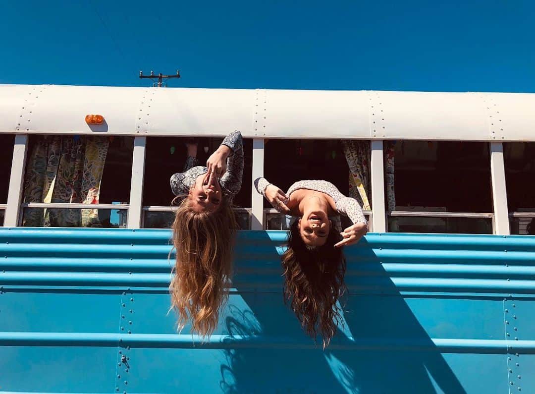 のインスタグラム：「so grateful to have a built-in-bestie! happy national sister day, B 🤩」