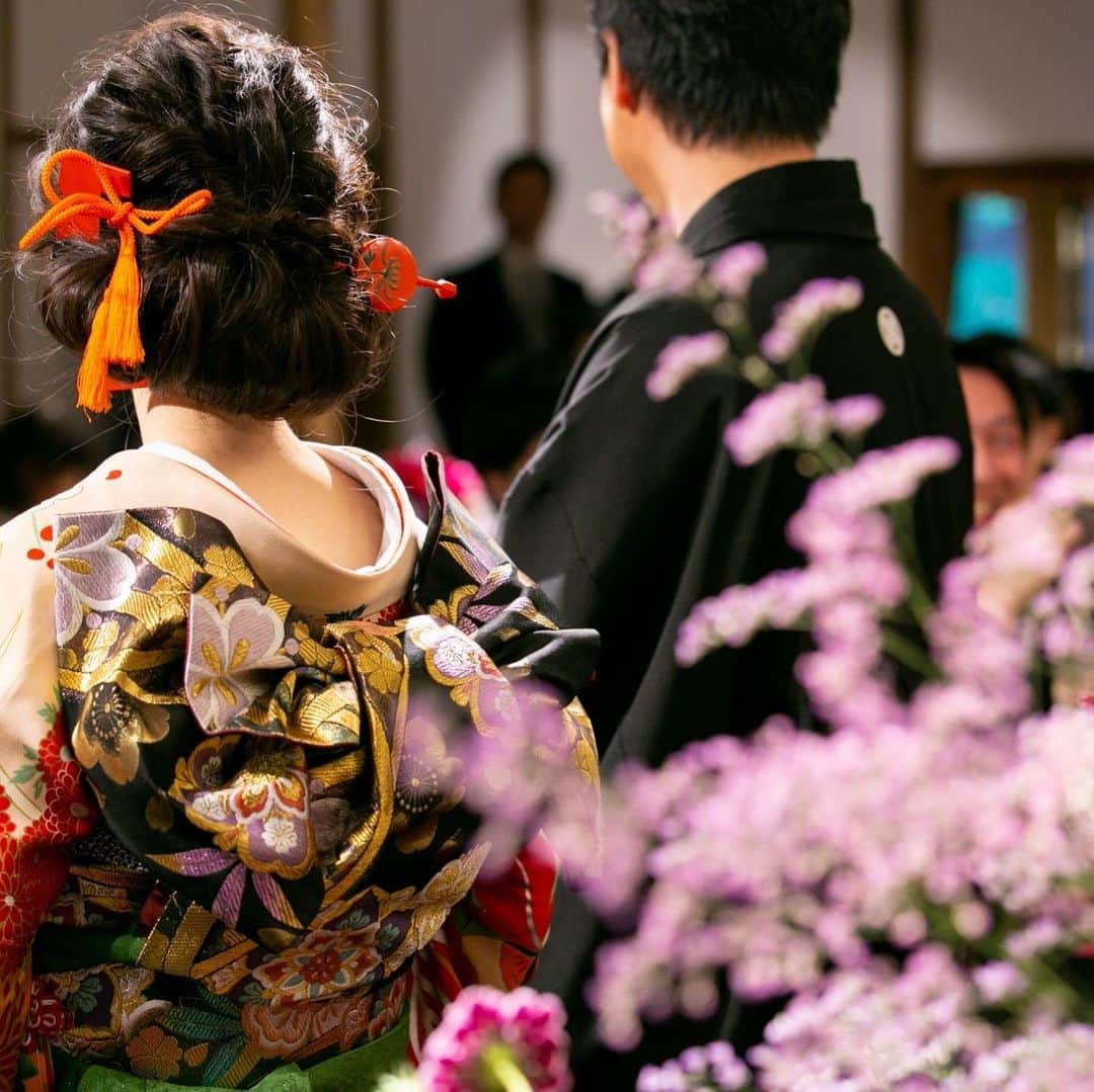 The KAMAKURA WEDDINGさんのインスタグラム写真 - (The KAMAKURA WEDDINGInstagram)「お招きするゲスト一人一人への感謝の想いを二人の言葉で伝えるゲスト紹介。何のために誰のためにこの日を迎えるのか…詳しくは、萬屋本店結婚式レポート「しあわせの連鎖」をご覧ください！ https://kamakura-wedding.jp/report/21971/」8月3日 7時20分 - thekamakurawedding