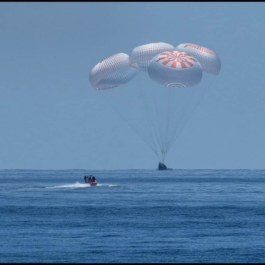 スコット・ケリーのインスタグラム：「Congratulations, Doug and Bob! Welcome to the U.S. Navy! 🚀⚓️」