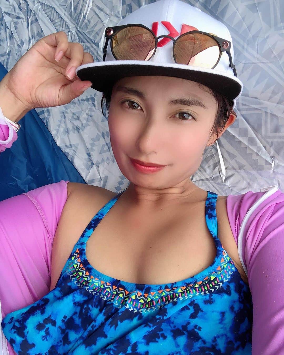 のインスタグラム：「海ってなんか リフレッシュされるよね🏖 昨日はまだ海が汚れとった？ けん、顔つけんかったけど 綺麗なときに 思いっきり潜って 泳ぎたい✨ 島根の海本当綺麗で好きなの❤️ 昨日はオークリーの お気に入りの帽子と サングラス🕶 この夏もう1本 オークリー買おうかな？🤣 てか昨日久々コンタクト つけたよ〜！ 楽じゃけど 目が乾燥するね🤣www 買ったばっかのテントで テンションがあがる私🤗 まじこれなんで はよ買わんかったんじゃろか🏕 川遊びにも持っていこーと♪ #海  #beach  #summer  #オークリーサングラス  #オークリー  #oakley  #帽子」