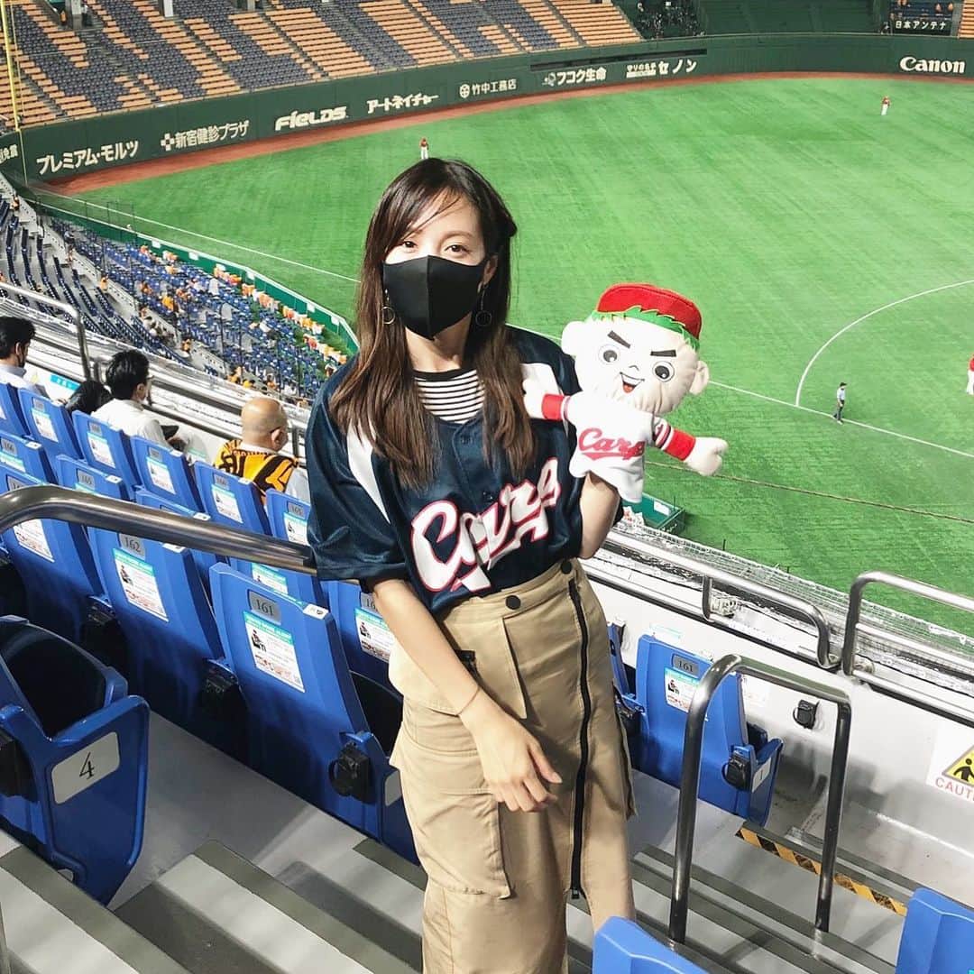 古田ちさこさんのインスタグラム写真 - (古田ちさこInstagram)「ガラガラの東京ドーム😳 都市対抗よりも二軍戦よりもガラガラで不思議な感じ💭 . 入場する時はビニール手袋をもらって回転ドアを押して、飲食の持ち込みなし。お酒の販売一切なし。🙅‍♀️ . 席の背もたれについていたQRコードで東京ドームアラートというものに登録しました。 . 楽しむからにはできることは徹底しなくちゃだよね。 観られるだけで有難いよね。🥺 . #東京ドーム#カープ観戦#プロ野球#広島カープ  #球場#棒球衣#カープ#カープ女子#tokyodome  #ballpark#棒球#カープ坊やパペット ではない #カープ坊や#ドライバーカバー なんだな。」8月3日 7時57分 - chisakofuruta