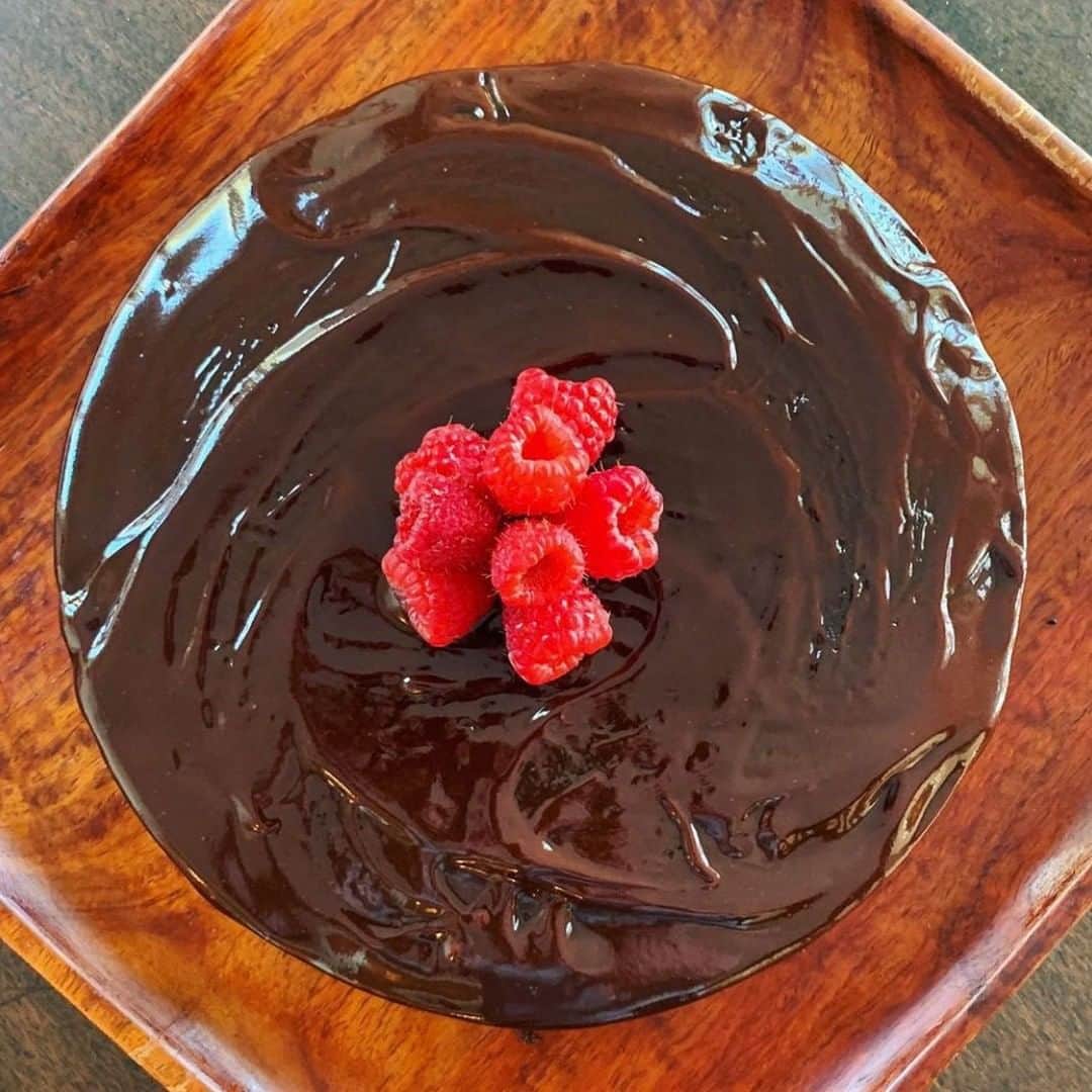 Food & Wineさんのインスタグラム写真 - (Food & WineInstagram)「We’ve got a few important buzz words to kick off your Sunday evening plans: Red. Wine. Snacking. Cake! 🍷 Executive Wine Editor Ray Isle’s daughter @mimi.isle made @justinchapple’s recipe, and we love the raspberry topping, which compliments the cake's fruity notes from bottle of the Cabernet Sauvignon you’re about to drink and bake with. Tap the link in our bio to follow Mimi’s lead. 📷: @rayisle」8月3日 7時50分 - foodandwine