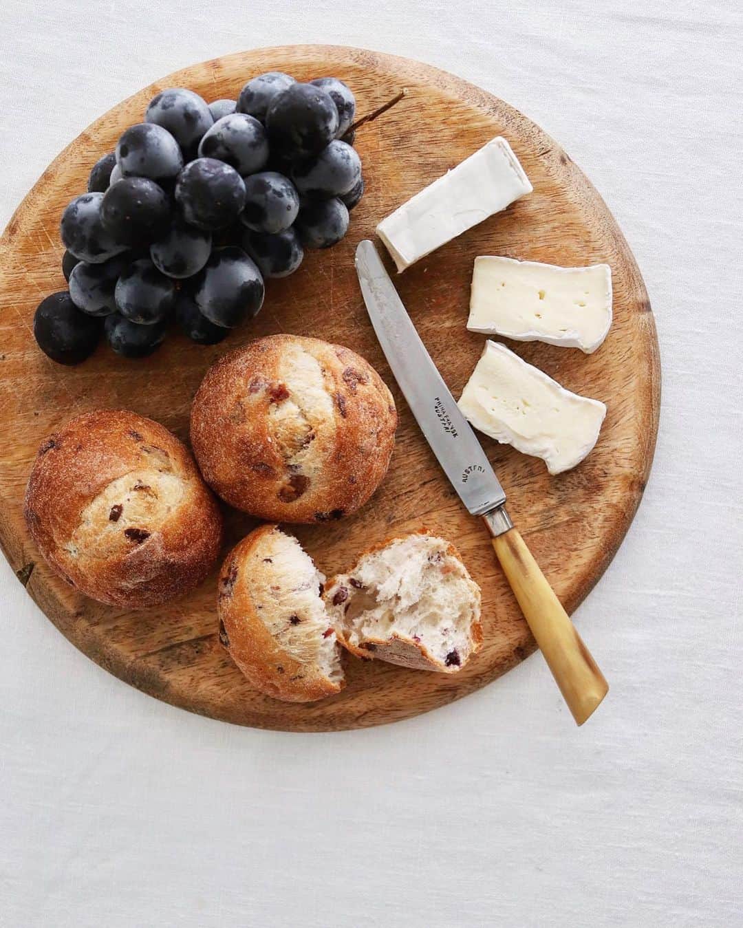 のインスタグラム：「Bread, cheese and fruit . 今朝はパンとチーズ、 ＆ちょい小さな巨峰。 . 今朝のこの丸パンは タカキベーカリーの 石窯パンの新商品で レーズン＆ベリーの ミニフランスのパン。 今月も他にいくつか 新商品出てるみたい。 👉@takaki_bakery_official . . #パンとチーズ #パンと果物 #朝ごパン #朝食 #新商品 #タカキベーカリー #石窯パン #パンのある暮らし #パンのある生活 #パン部 #パンスタグラム #パン大好き #パン好きな人と繋がりたい #takakibakery #Breadandcheese #breakfast」