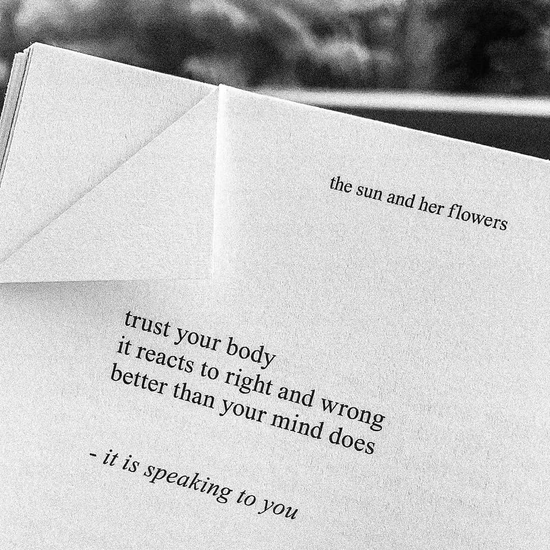 サマンサウィルスのインスタグラム：「The body always knows —- More and more I’m trying to ask myself how I ‘feel’ about something before I ask myself what I ‘think’ about it. There is an entire world of difference between the two. ⠀ ⠀ I usually really mess things up by over thinking them anyway. ⠀ ⠀ You can negotiate with your thoughts; compromise, barter, embellish. But you cannot do that with a feeling. ⠀ ⠀ While the mind thinks, the body feels; intuition, instinct, truth. We can’t fake or manipulate it. ⠀ ⠀ We might be able to silence it or do our best to ignore/suppress it it for a while, but it will always linger. ⠀ ⠀ The body always knows. x⠀ ⠀ Adore @rupikaur_ (The Sun in her flowers) + pic by @carolynbrownie -SWx⠀」