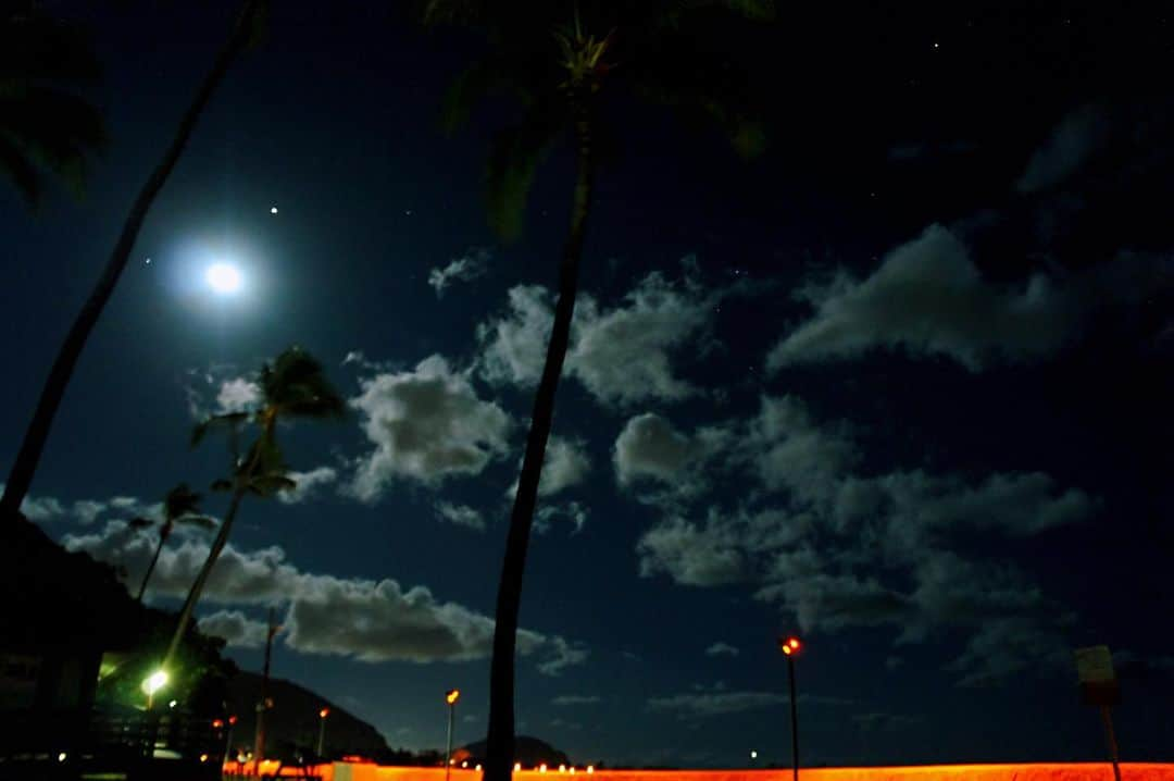 Honolulu Myohoji Missionさんのインスタグラム写真 - (Honolulu Myohoji MissionInstagram)「🌕 O B O N Obon is one of the most important traditions in Japan to worship our ancestors. Traditionally obon is on the full moon day of July 15 on the lunar calendar. It will be tomorrow, August 3 at 6:00 am in Hawaii time.  * * * * #ハワイ #ハワイ好きな人と繋がりたい  #ハワイだいすき #ハワイ好き #ハワイに恋して #ハワイ大好き #ハワイ生活 #ハワイ行きたい #ハワイ暮らし #オアフ島 #ホノルル妙法寺 #HawaiianAirlines #ハワイアン航空 #思い出　#honolulumyohoji #honolulumyohojimission #御朱印女子 #開運 #穴場 #パワースポット #hawaii #hawaiilife #hawaiian #luckywelivehawaii #hawaiiliving #hawaiistyle #hawaiivacation  The photo is from last night 💫」8月3日 8時41分 - honolulumyohoji