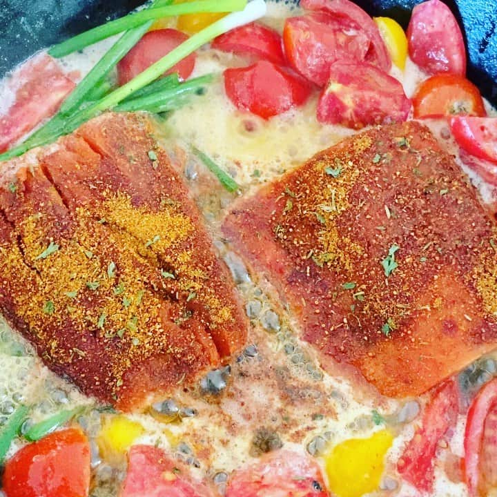 ケリスのインスタグラム：「Butter tandoori masala blend salmon ! @wildalaskancompany  use code KELIS for discount on the best fish ! And This rub is in this weeks GOLD MINE BOX !!!! On sale live Tuesday morning 10am pst 8/4 . It’s DELICIOUS !!!! Tomatoes 🍅 from bounty farms . Link In bio !」