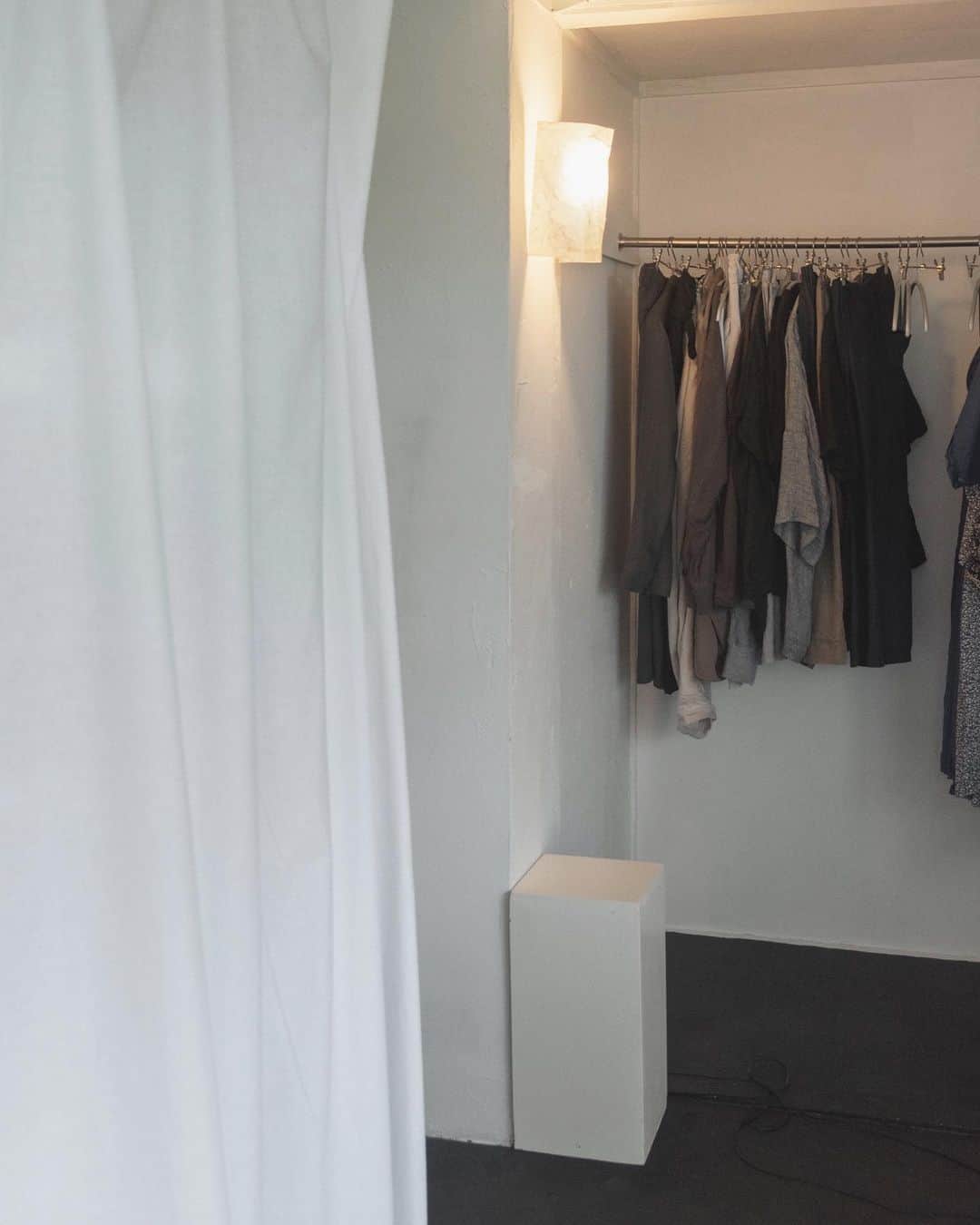 惟本康明 / yasuaki yoshimotoのインスタグラム：「たのしいインテリア #interior #インテリア #closet #クローゼット」