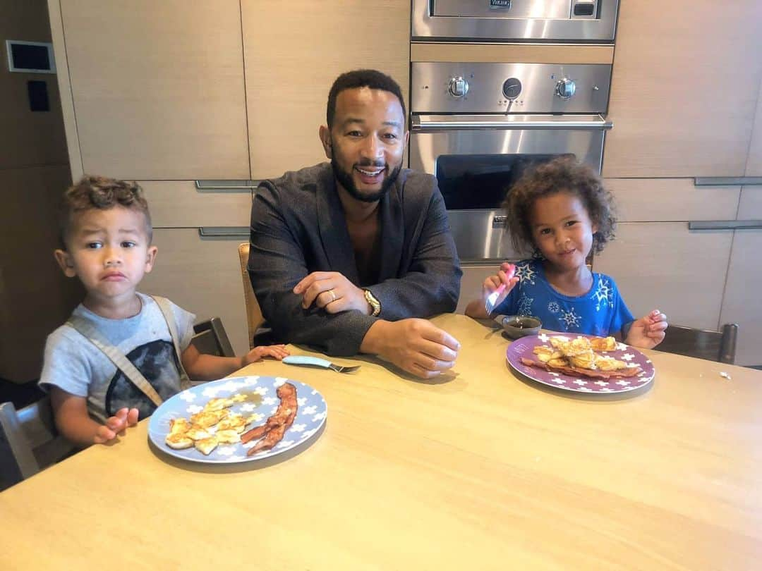 ジョン・レジェンドさんのインスタグラム写真 - (ジョン・レジェンドInstagram)「I make pancakes every Sunday. Regardless of this pic, Miles really enjoyed them.」8月3日 8時38分 - johnlegend