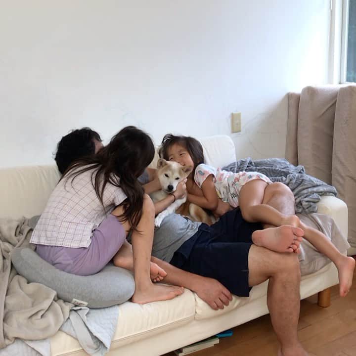 のインスタグラム：「Good morning☕️🌱 朝からもみくちゃにされて迷惑顔なリリコさんがママの方をチラチラ見て助けを求めていますが、母さんはお仕事行ってきますよ〜😅」