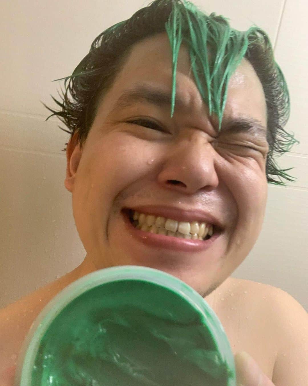 相馬トランジスタのインスタグラム：「自分で染める夏  #毎日笑顔日記 #捧さんに教えてもらったカラートリートメント #ハゲてはない #ただ人より生え際が手前なだけ」