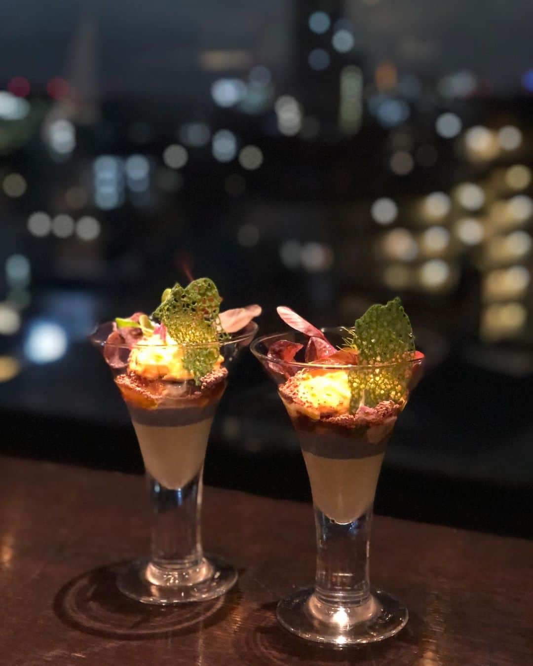 菊池かなこさんのインスタグラム写真 - (菊池かなこInstagram)「. . 🥂神楽坂 Cierpo @cierpo . 神楽坂のBar使いもできる パノラマビューの窓から見える 景色が素敵なレストラン✨ 7/1にリニューアルしたばかりの 牡蠣料理🦪のフレンチのお店🇫🇷 . 伊勢志摩のプレミアムオイスターを たっぷり使った料理をいだけます☺︎ 神楽坂に夜景のイメージはあまり無かったけど、 東京タワーも見えたりと景色素敵でした😍 . 一品一品が芸術的✨✨ お店の作りがすごく好みで 入るとすぐ夜景が見えるバーカウンターがあって 数段下がるとソファー席が 連れて行ってもらった人は絶対喜ぶと思う✨✨ . 夕暮れ前に来ると マジックアワーから夜景まで楽しめるみたいだから 今度は早めの時間に行ってみたい☺︎ . . 💐プレミアムコース7品 . ☑︎伊勢志摩プレミアムオイスター　シャンパーニュのジュレと ☑︎伊勢志摩プレミアムオイスターと生雲丹と季節のマテリアル　パルフェ仕立て ☑︎広島産牡蠣とフォワグラのパテ・ド・グランメール パン ☑︎広島牡蠣のムニエル　季節のポタージュと ☑︎広島牡蠣と天使の海老のフリカッセ　アメリケーヌソース ☑︎牛ハラミ肉のポワレ　赤ワインソース ☑︎デザート ☑︎コーヒー 又は ローズヒップティー . . . ୨୧┈┈┈┈┈┈┈┈┈┈┈┈┈┈┈┈┈୨୧ #cierpo#神楽坂#神楽坂ディナー#神楽坂グルメ #lineconomi#東京カレンダー#東カレ倶楽部 #インスタグルメアワード2020#かなーなグルメ #食べログ#東京グルメ#東京デート#夜景#牡蠣#牡蠣料理 #Cierpo #神楽坂牡蠣 #神楽坂フレンチ #神楽坂グルメ #神楽坂ディナー #神楽坂オイスター #神楽坂ランチ #シェルポ #pr #トリドリベース」8月2日 23時46分 - canana_kanako