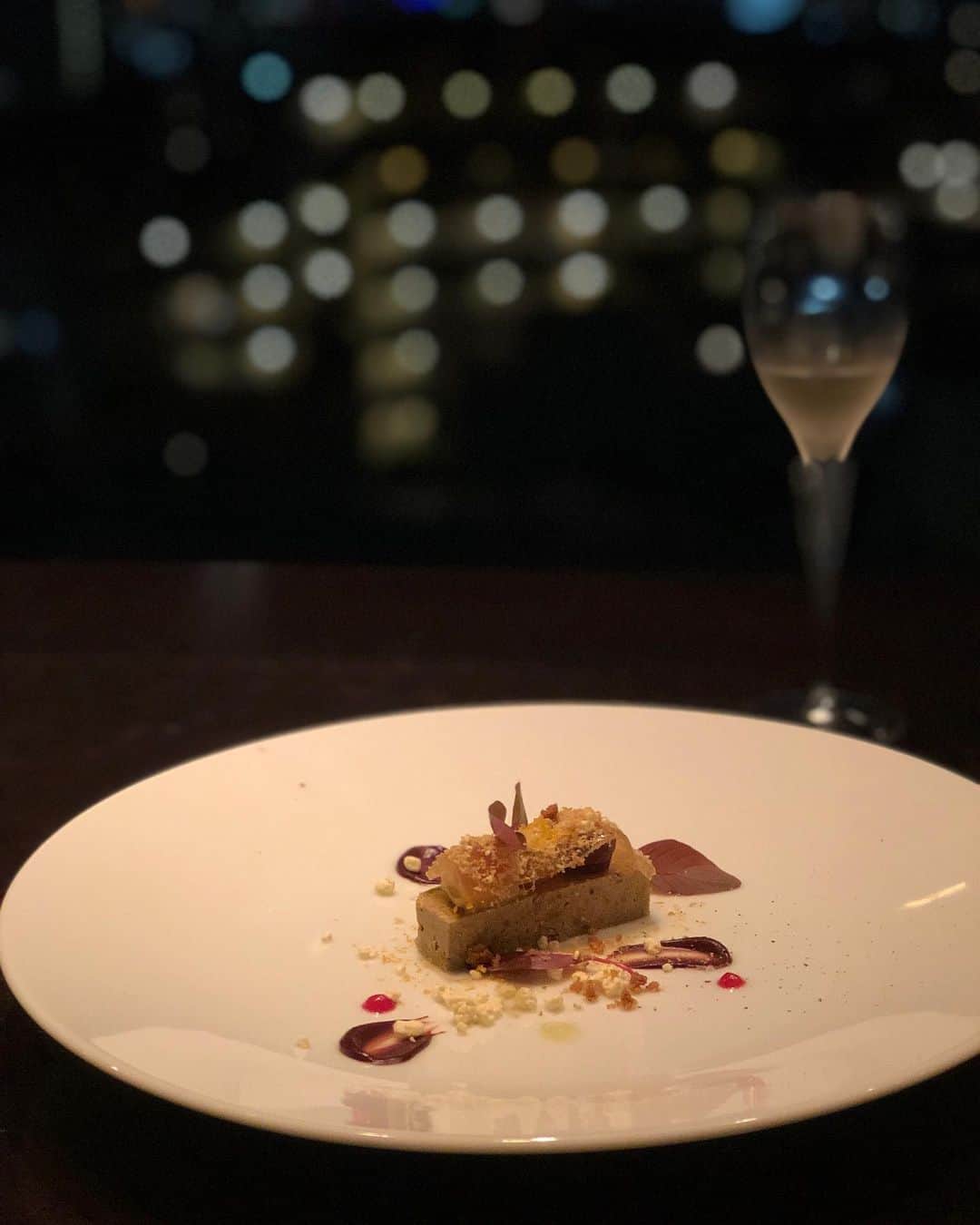 菊池かなこさんのインスタグラム写真 - (菊池かなこInstagram)「. . 🥂神楽坂 Cierpo @cierpo . 神楽坂のBar使いもできる パノラマビューの窓から見える 景色が素敵なレストラン✨ 7/1にリニューアルしたばかりの 牡蠣料理🦪のフレンチのお店🇫🇷 . 伊勢志摩のプレミアムオイスターを たっぷり使った料理をいだけます☺︎ 神楽坂に夜景のイメージはあまり無かったけど、 東京タワーも見えたりと景色素敵でした😍 . 一品一品が芸術的✨✨ お店の作りがすごく好みで 入るとすぐ夜景が見えるバーカウンターがあって 数段下がるとソファー席が 連れて行ってもらった人は絶対喜ぶと思う✨✨ . 夕暮れ前に来ると マジックアワーから夜景まで楽しめるみたいだから 今度は早めの時間に行ってみたい☺︎ . . 💐プレミアムコース7品 . ☑︎伊勢志摩プレミアムオイスター　シャンパーニュのジュレと ☑︎伊勢志摩プレミアムオイスターと生雲丹と季節のマテリアル　パルフェ仕立て ☑︎広島産牡蠣とフォワグラのパテ・ド・グランメール パン ☑︎広島牡蠣のムニエル　季節のポタージュと ☑︎広島牡蠣と天使の海老のフリカッセ　アメリケーヌソース ☑︎牛ハラミ肉のポワレ　赤ワインソース ☑︎デザート ☑︎コーヒー 又は ローズヒップティー . . . ୨୧┈┈┈┈┈┈┈┈┈┈┈┈┈┈┈┈┈୨୧ #cierpo#神楽坂#神楽坂ディナー#神楽坂グルメ #lineconomi#東京カレンダー#東カレ倶楽部 #インスタグルメアワード2020#かなーなグルメ #食べログ#東京グルメ#東京デート#夜景#牡蠣#牡蠣料理 #Cierpo #神楽坂牡蠣 #神楽坂フレンチ #神楽坂グルメ #神楽坂ディナー #神楽坂オイスター #神楽坂ランチ #シェルポ #pr #トリドリベース」8月2日 23時46分 - canana_kanako