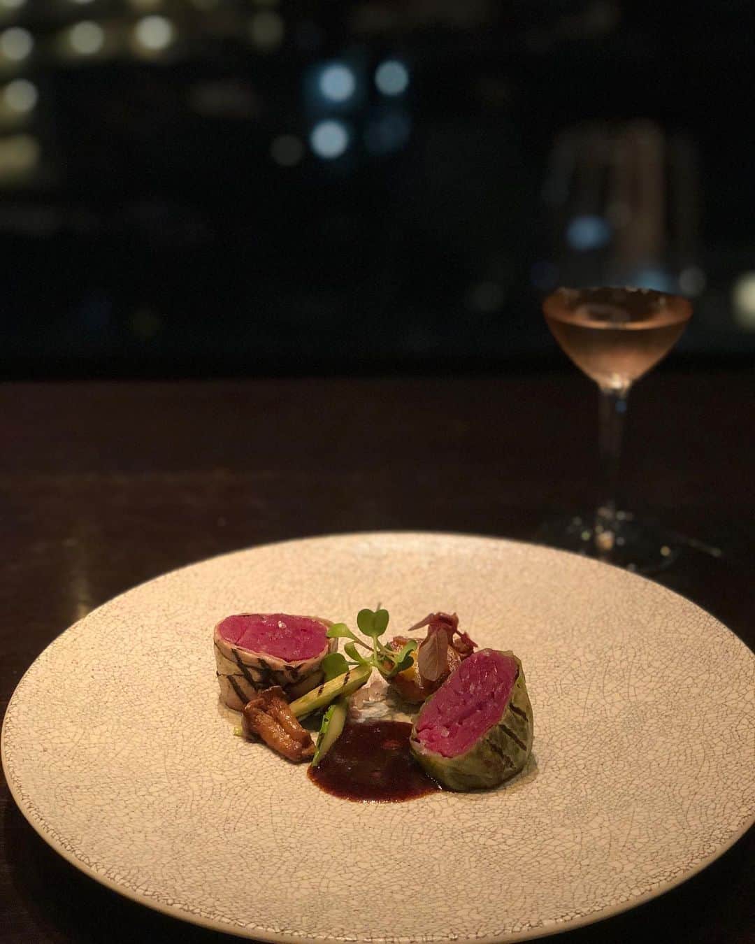 菊池かなこさんのインスタグラム写真 - (菊池かなこInstagram)「. . 🥂神楽坂 Cierpo @cierpo . 神楽坂のBar使いもできる パノラマビューの窓から見える 景色が素敵なレストラン✨ 7/1にリニューアルしたばかりの 牡蠣料理🦪のフレンチのお店🇫🇷 . 伊勢志摩のプレミアムオイスターを たっぷり使った料理をいだけます☺︎ 神楽坂に夜景のイメージはあまり無かったけど、 東京タワーも見えたりと景色素敵でした😍 . 一品一品が芸術的✨✨ お店の作りがすごく好みで 入るとすぐ夜景が見えるバーカウンターがあって 数段下がるとソファー席が 連れて行ってもらった人は絶対喜ぶと思う✨✨ . 夕暮れ前に来ると マジックアワーから夜景まで楽しめるみたいだから 今度は早めの時間に行ってみたい☺︎ . . 💐プレミアムコース7品 . ☑︎伊勢志摩プレミアムオイスター　シャンパーニュのジュレと ☑︎伊勢志摩プレミアムオイスターと生雲丹と季節のマテリアル　パルフェ仕立て ☑︎広島産牡蠣とフォワグラのパテ・ド・グランメール パン ☑︎広島牡蠣のムニエル　季節のポタージュと ☑︎広島牡蠣と天使の海老のフリカッセ　アメリケーヌソース ☑︎牛ハラミ肉のポワレ　赤ワインソース ☑︎デザート ☑︎コーヒー 又は ローズヒップティー . . . ୨୧┈┈┈┈┈┈┈┈┈┈┈┈┈┈┈┈┈୨୧ #cierpo#神楽坂#神楽坂ディナー#神楽坂グルメ #lineconomi#東京カレンダー#東カレ倶楽部 #インスタグルメアワード2020#かなーなグルメ #食べログ#東京グルメ#東京デート#夜景#牡蠣#牡蠣料理 #Cierpo #神楽坂牡蠣 #神楽坂フレンチ #神楽坂グルメ #神楽坂ディナー #神楽坂オイスター #神楽坂ランチ #シェルポ #pr #トリドリベース」8月2日 23時46分 - canana_kanako