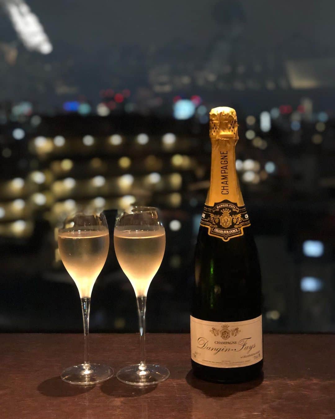 菊池かなこさんのインスタグラム写真 - (菊池かなこInstagram)「. . 🥂神楽坂 Cierpo @cierpo . 神楽坂のBar使いもできる パノラマビューの窓から見える 景色が素敵なレストラン✨ 7/1にリニューアルしたばかりの 牡蠣料理🦪のフレンチのお店🇫🇷 . 伊勢志摩のプレミアムオイスターを たっぷり使った料理をいだけます☺︎ 神楽坂に夜景のイメージはあまり無かったけど、 東京タワーも見えたりと景色素敵でした😍 . 一品一品が芸術的✨✨ お店の作りがすごく好みで 入るとすぐ夜景が見えるバーカウンターがあって 数段下がるとソファー席が 連れて行ってもらった人は絶対喜ぶと思う✨✨ . 夕暮れ前に来ると マジックアワーから夜景まで楽しめるみたいだから 今度は早めの時間に行ってみたい☺︎ . . 💐プレミアムコース7品 . ☑︎伊勢志摩プレミアムオイスター　シャンパーニュのジュレと ☑︎伊勢志摩プレミアムオイスターと生雲丹と季節のマテリアル　パルフェ仕立て ☑︎広島産牡蠣とフォワグラのパテ・ド・グランメール パン ☑︎広島牡蠣のムニエル　季節のポタージュと ☑︎広島牡蠣と天使の海老のフリカッセ　アメリケーヌソース ☑︎牛ハラミ肉のポワレ　赤ワインソース ☑︎デザート ☑︎コーヒー 又は ローズヒップティー . . . ୨୧┈┈┈┈┈┈┈┈┈┈┈┈┈┈┈┈┈୨୧ #cierpo#神楽坂#神楽坂ディナー#神楽坂グルメ #lineconomi#東京カレンダー#東カレ倶楽部 #インスタグルメアワード2020#かなーなグルメ #食べログ#東京グルメ#東京デート#夜景#牡蠣#牡蠣料理 #Cierpo #神楽坂牡蠣 #神楽坂フレンチ #神楽坂グルメ #神楽坂ディナー #神楽坂オイスター #神楽坂ランチ #シェルポ #pr #トリドリベース」8月2日 23時46分 - canana_kanako