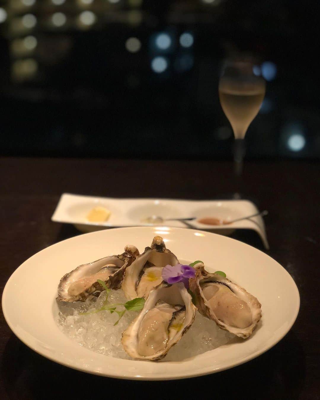 菊池かなこさんのインスタグラム写真 - (菊池かなこInstagram)「. . 🥂神楽坂 Cierpo @cierpo . 神楽坂のBar使いもできる パノラマビューの窓から見える 景色が素敵なレストラン✨ 7/1にリニューアルしたばかりの 牡蠣料理🦪のフレンチのお店🇫🇷 . 伊勢志摩のプレミアムオイスターを たっぷり使った料理をいだけます☺︎ 神楽坂に夜景のイメージはあまり無かったけど、 東京タワーも見えたりと景色素敵でした😍 . 一品一品が芸術的✨✨ お店の作りがすごく好みで 入るとすぐ夜景が見えるバーカウンターがあって 数段下がるとソファー席が 連れて行ってもらった人は絶対喜ぶと思う✨✨ . 夕暮れ前に来ると マジックアワーから夜景まで楽しめるみたいだから 今度は早めの時間に行ってみたい☺︎ . . 💐プレミアムコース7品 . ☑︎伊勢志摩プレミアムオイスター　シャンパーニュのジュレと ☑︎伊勢志摩プレミアムオイスターと生雲丹と季節のマテリアル　パルフェ仕立て ☑︎広島産牡蠣とフォワグラのパテ・ド・グランメール パン ☑︎広島牡蠣のムニエル　季節のポタージュと ☑︎広島牡蠣と天使の海老のフリカッセ　アメリケーヌソース ☑︎牛ハラミ肉のポワレ　赤ワインソース ☑︎デザート ☑︎コーヒー 又は ローズヒップティー . . . ୨୧┈┈┈┈┈┈┈┈┈┈┈┈┈┈┈┈┈୨୧ #cierpo#神楽坂#神楽坂ディナー#神楽坂グルメ #lineconomi#東京カレンダー#東カレ倶楽部 #インスタグルメアワード2020#かなーなグルメ #食べログ#東京グルメ#東京デート#夜景#牡蠣#牡蠣料理 #Cierpo #神楽坂牡蠣 #神楽坂フレンチ #神楽坂グルメ #神楽坂ディナー #神楽坂オイスター #神楽坂ランチ #シェルポ #pr #トリドリベース」8月2日 23時46分 - canana_kanako